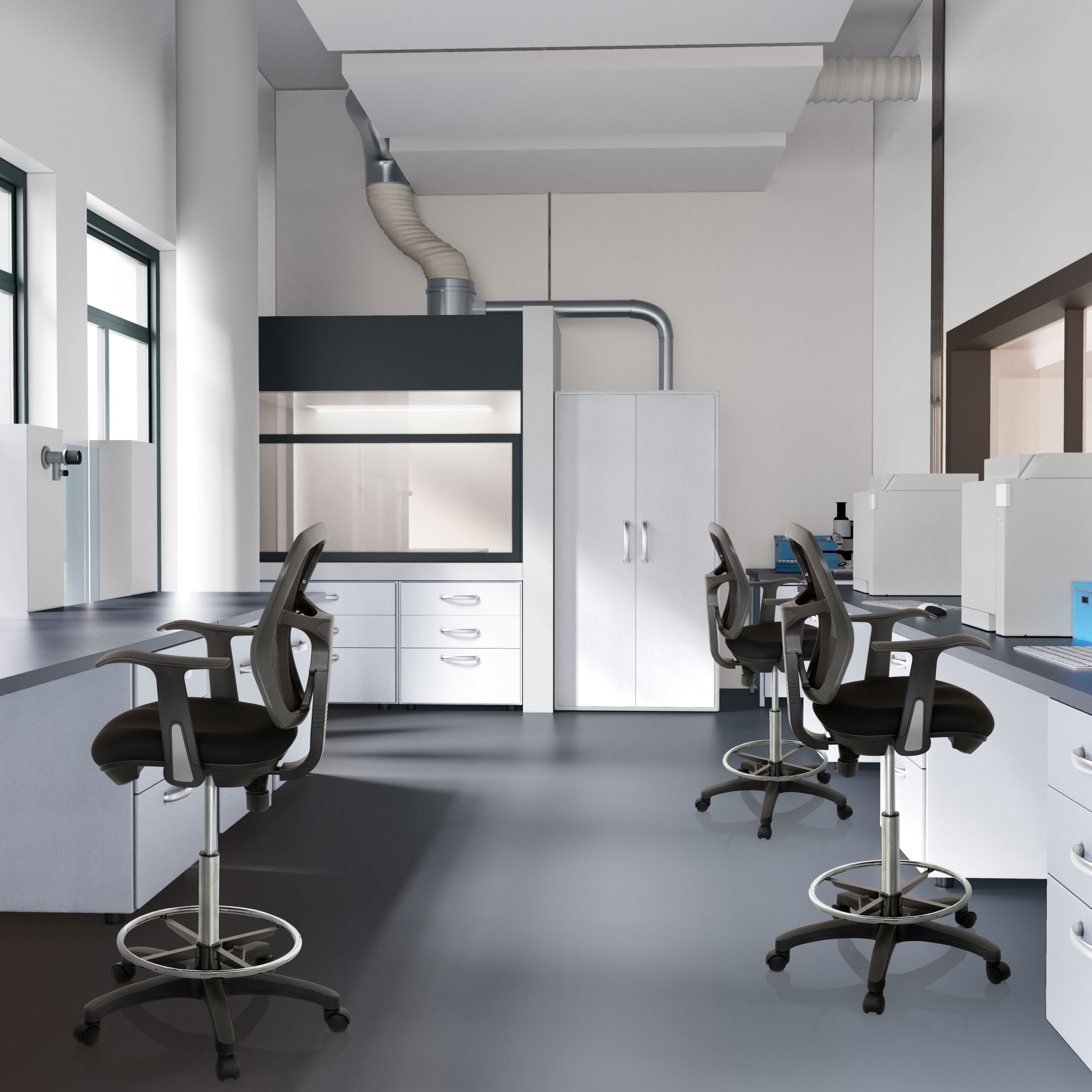 Moderne weiß-graue Laborräume mit Schränken, Arbeitsplätzen, Bürostühlen und Fenstern.
