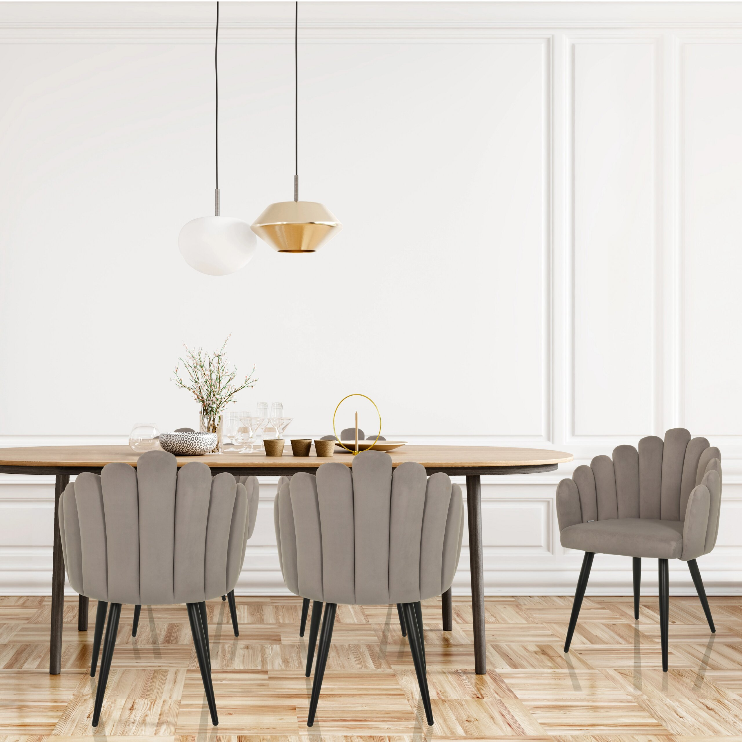 Elegantes Esszimmer mit Holztisch, grauen Stühlen und modernen Lampen.