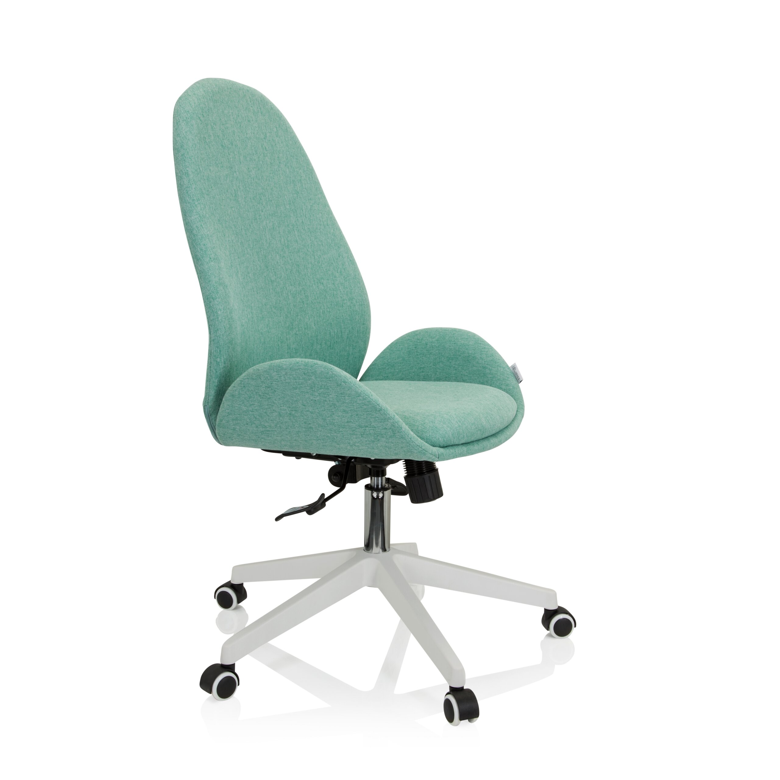 Ein mintgrüner ergonomischer BÜrostuhl mit weißem Fußkreuz und Rollen auf weißem Hintergrund.