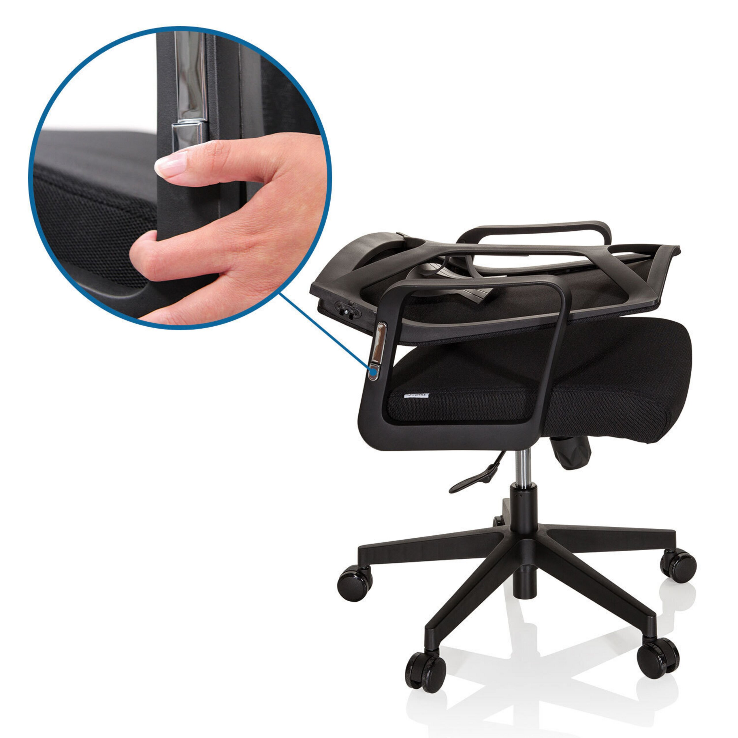 Hand greift die Lehne eines zusammenklappbaren schwarzen Bürostuhls auf Rollen.