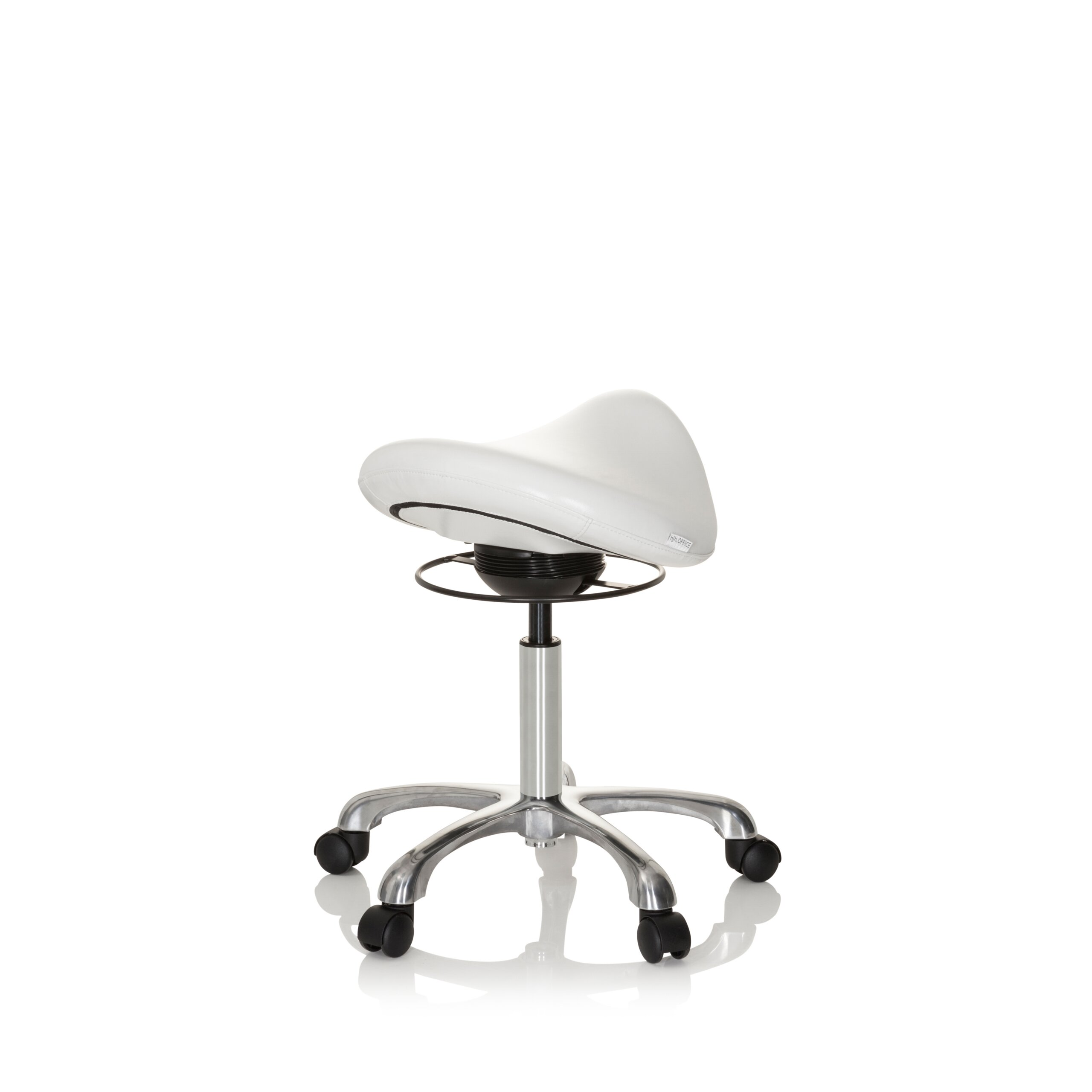 Ein weißer ergonomischer Sattelhocker mit silbernem Metallfuß, fünf Rollen und einem Höhenverstellhebel.