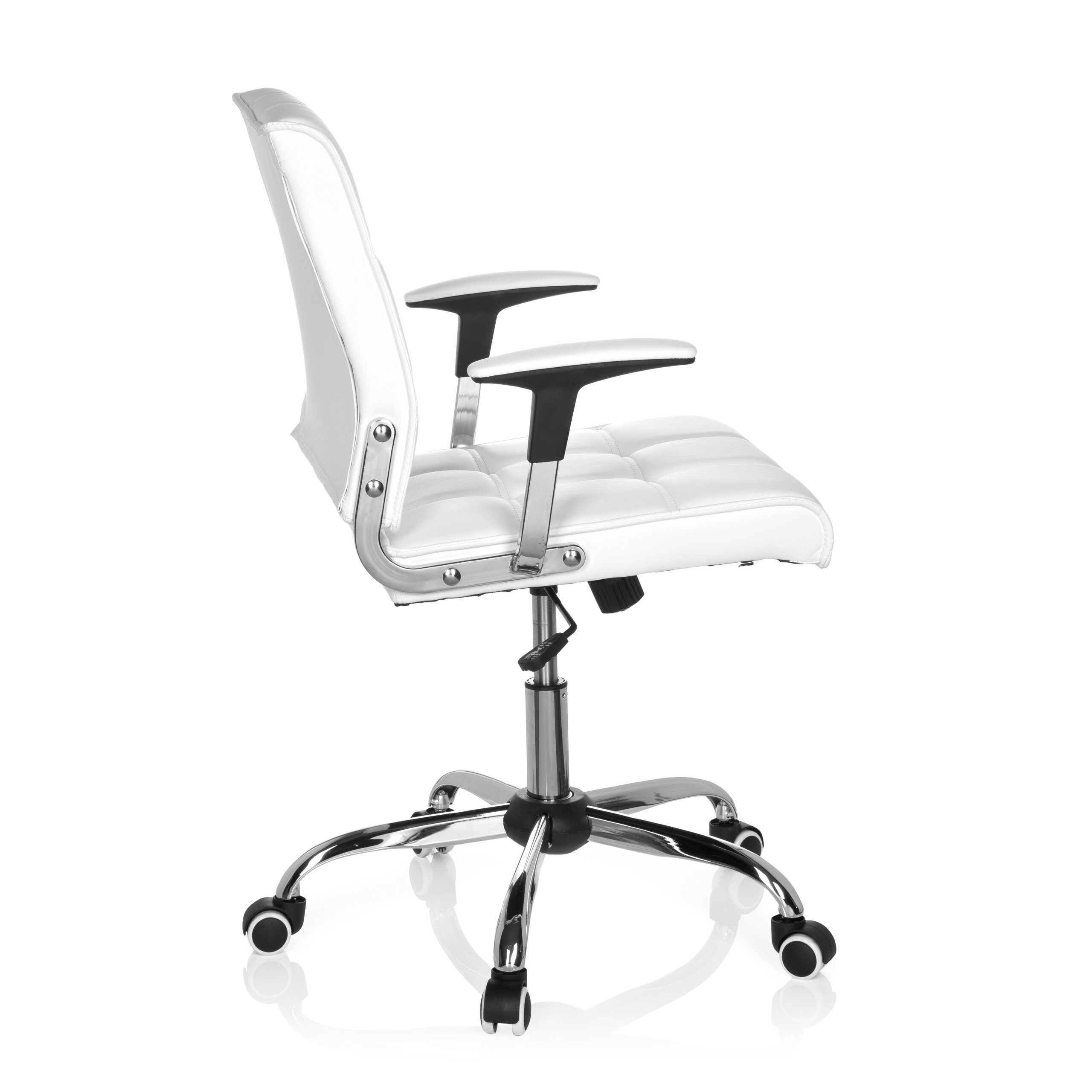 Ein weißer ergonomischer Bürostuhl mit Chromakzenten und Rollen vor weißem Hintergrund.