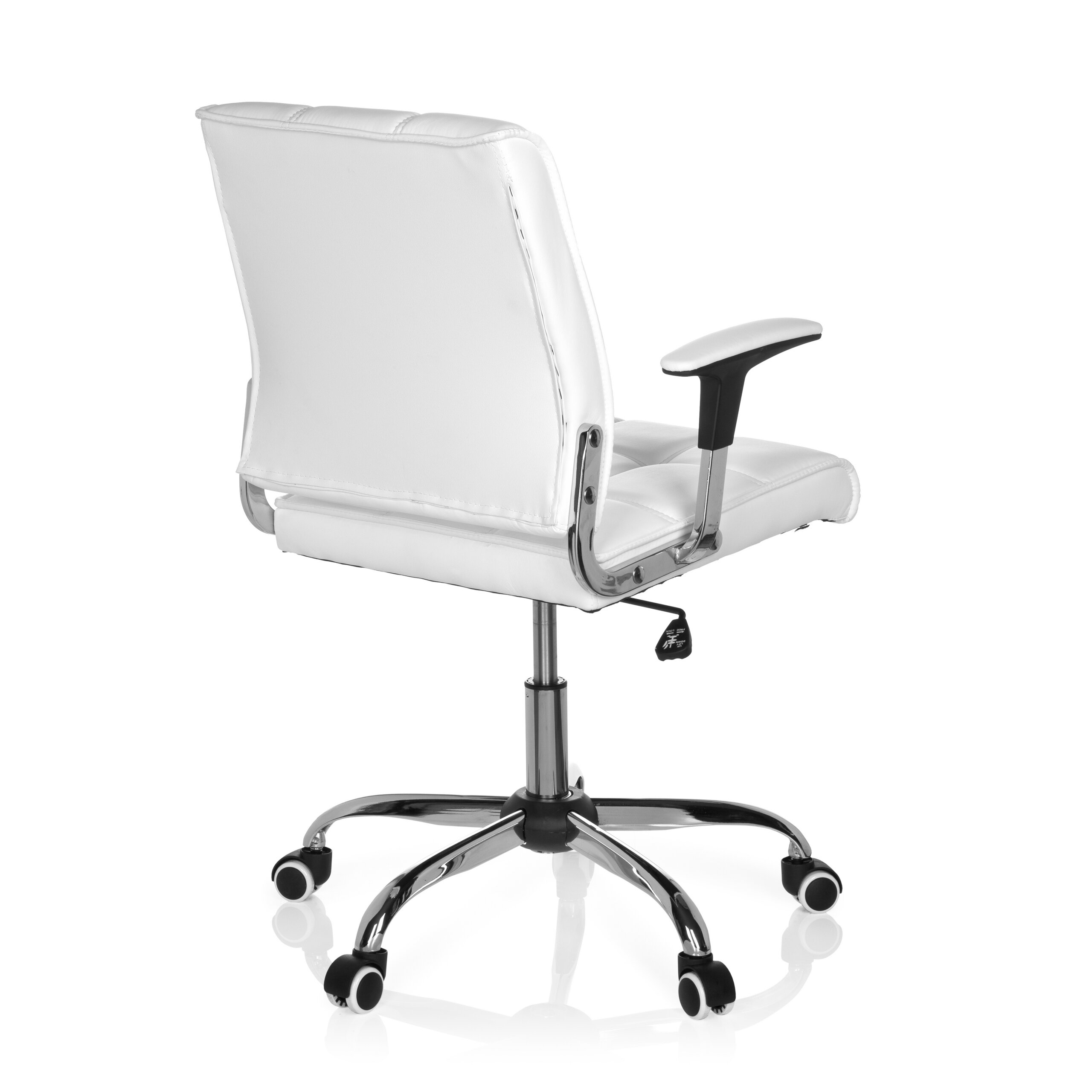 Ein weißer Leder-Bürostuhl mit Chromfuß und Rollen, von hinten vor weißem Hintergrund gesehen.