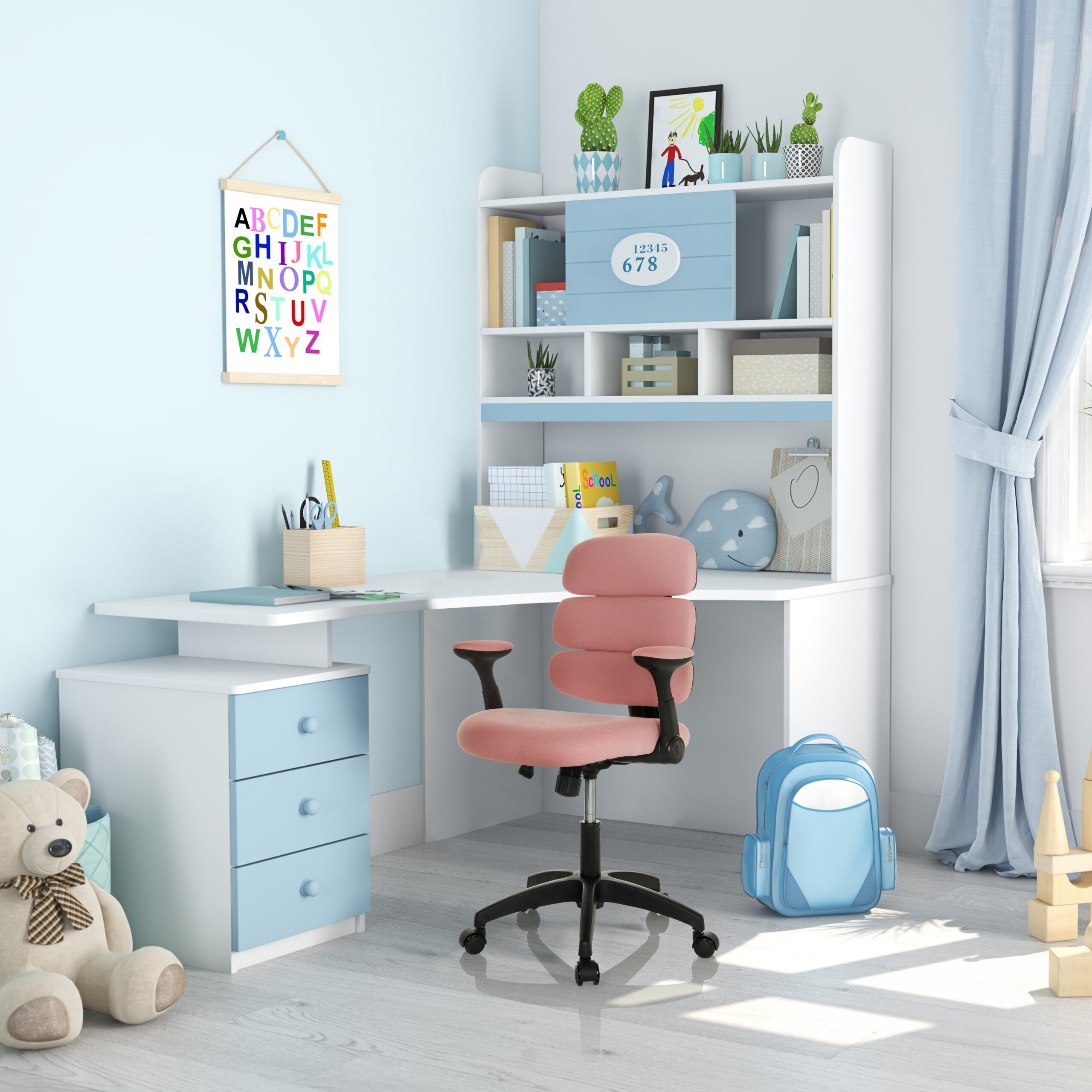 Kinderzimmer mit weißem Eckschreibtisch, rosafarbenem Stuhl, blauem Rucksack, Alphabetposter und blauen Vorhängen.
