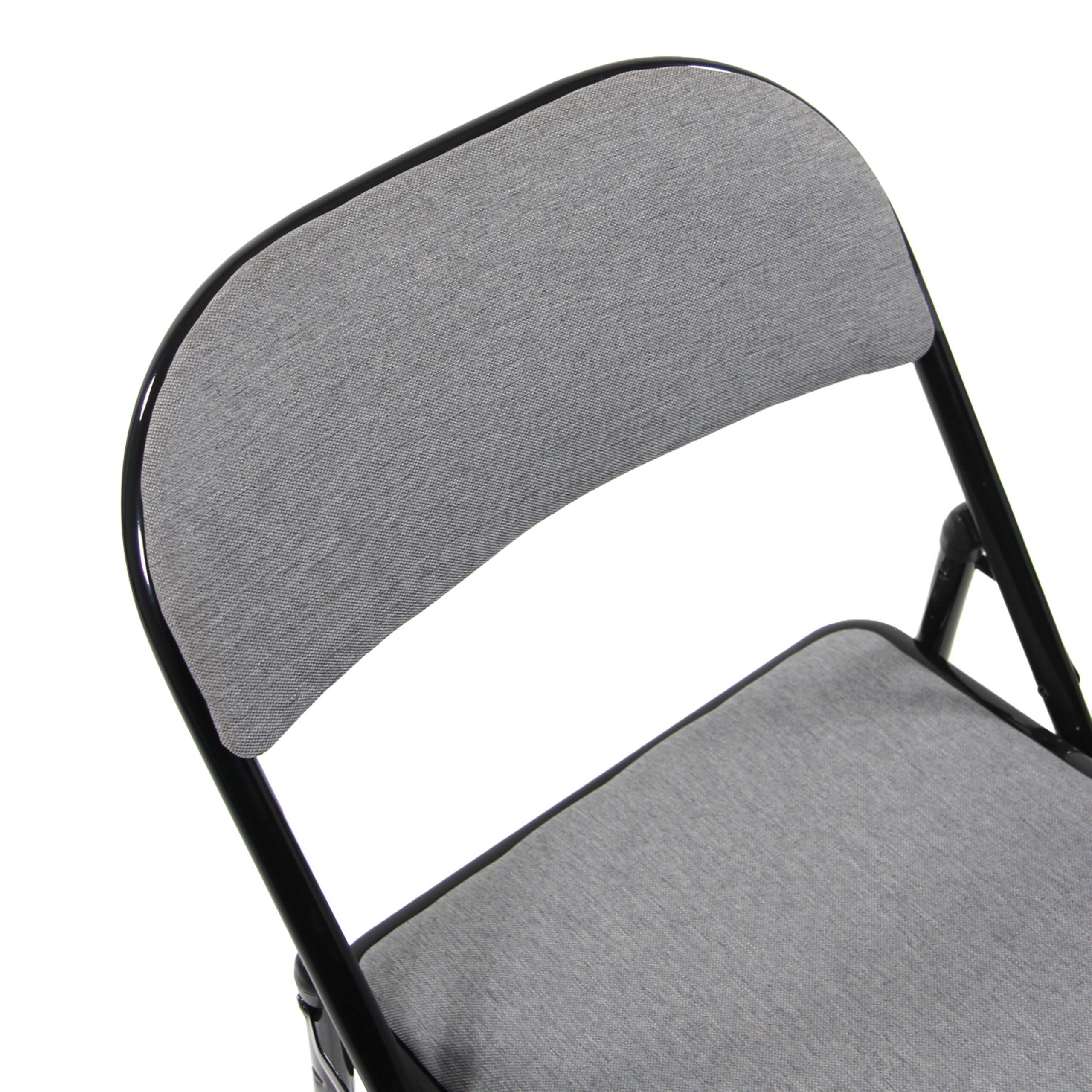 Ein Klappstuhl mit schwarzem Metallgestell und grauen Textilpolstern an Sitz und Rückenlehne.
