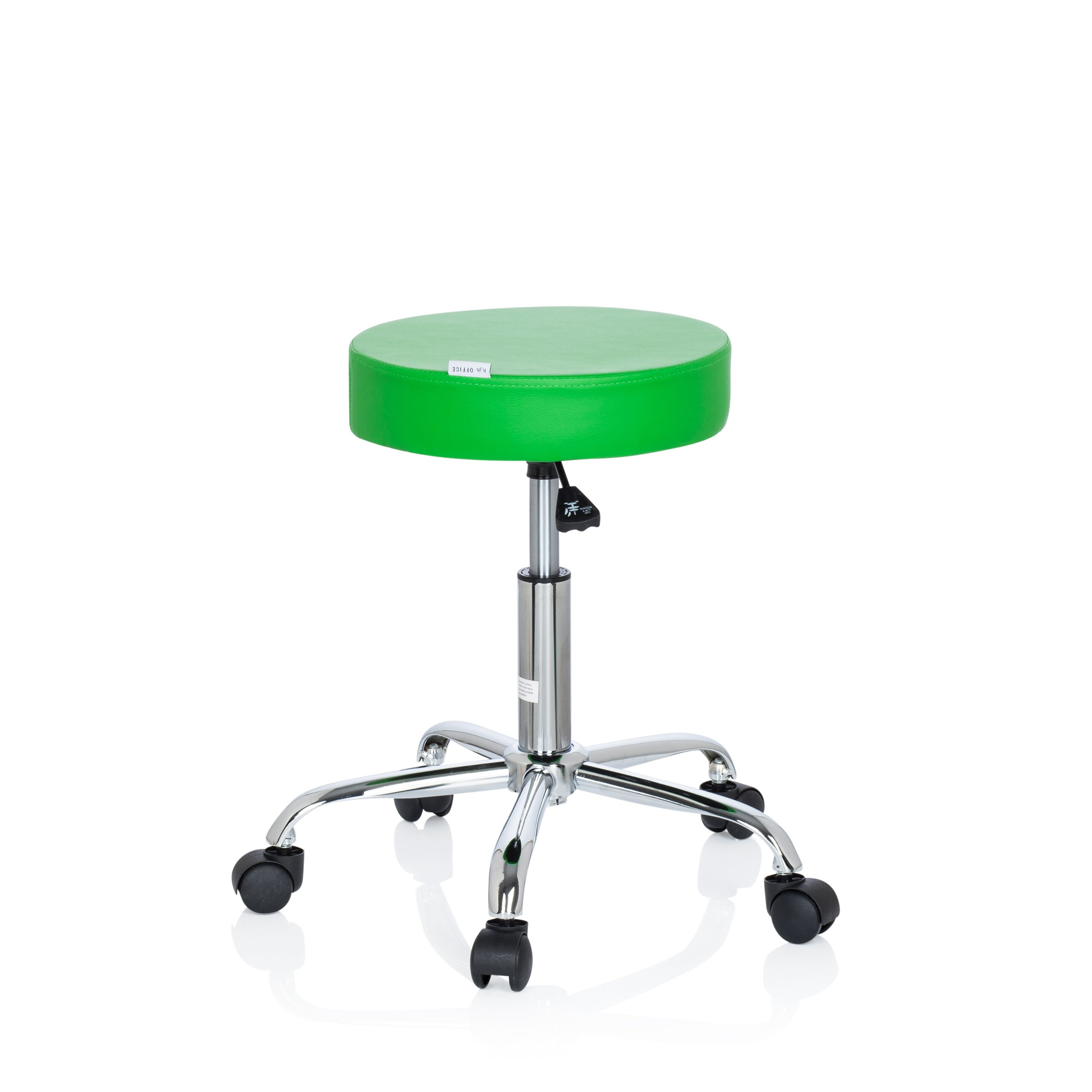 Ein grüner Hocker auf Rollen mit Chromgestell und Höhenverstellung vor weißem Hintergrund.