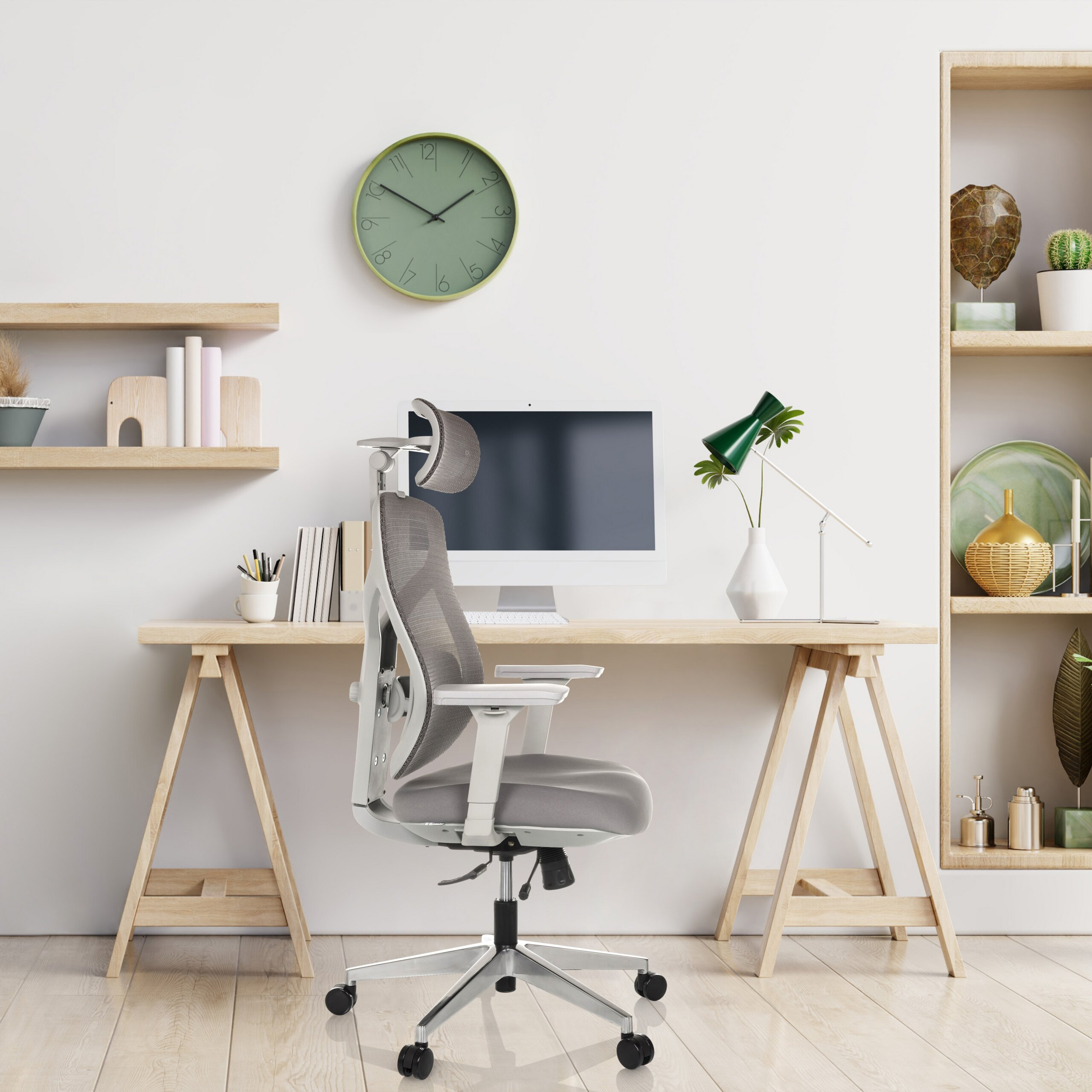 Moderne Büroeinrichtung mit grauem Schreibtischstuhl, Holztisch, Computer, grüner Uhr und Regal.