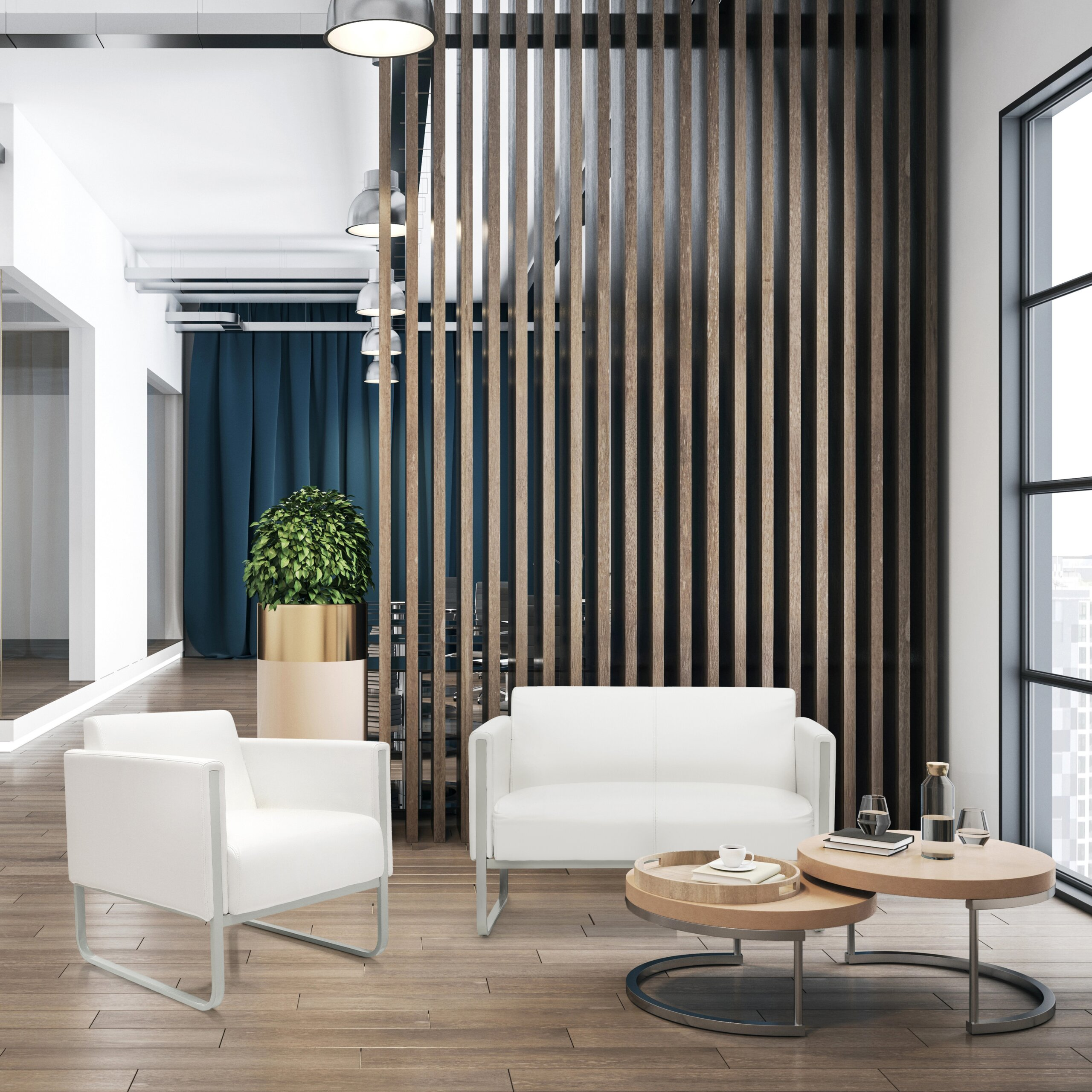 Moderne Lobby mit weißen Sesseln, Holzlattentrennung, runden Kaffeetischen und blauen Vorhängen im Hintergrund.