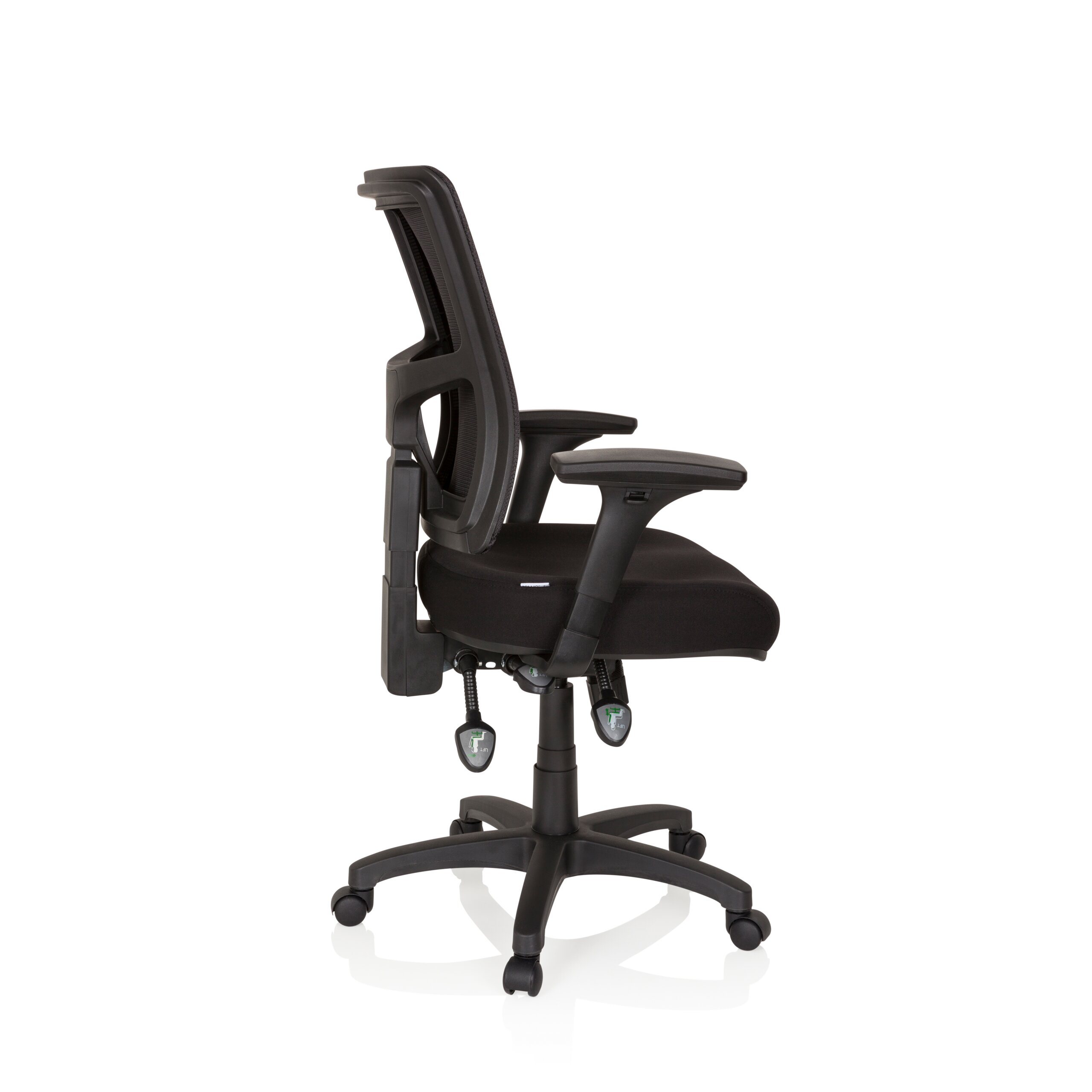 Ein schwarzer ergonomischer Bürostuhl mit Netzrückenlehne, Armlehnen und Rollen vor weißem Hintergrund.