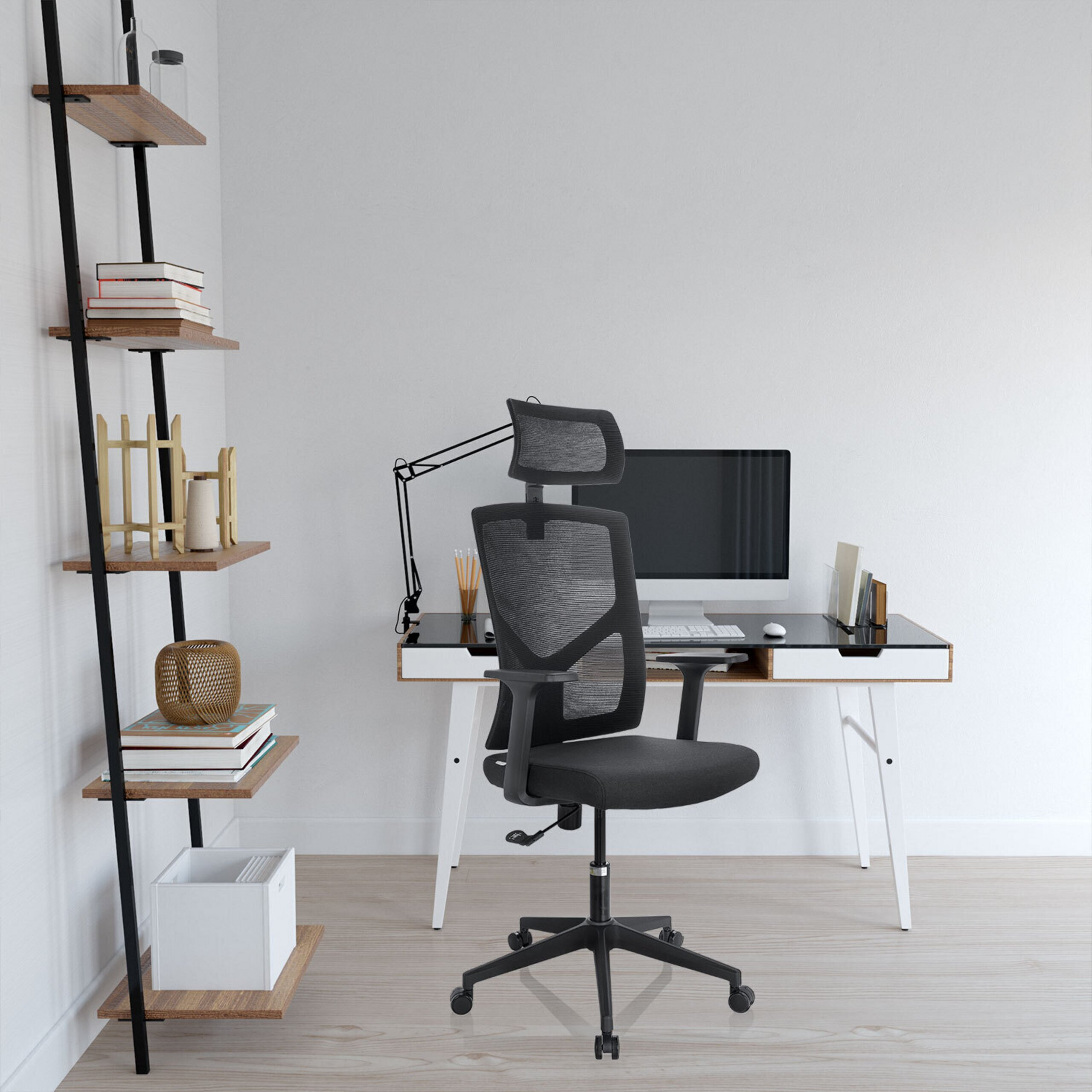 Moderne Büroeinrichtung mit schwarzem Stuhl, weißem Schreibtisch, Computer und einem Regal.