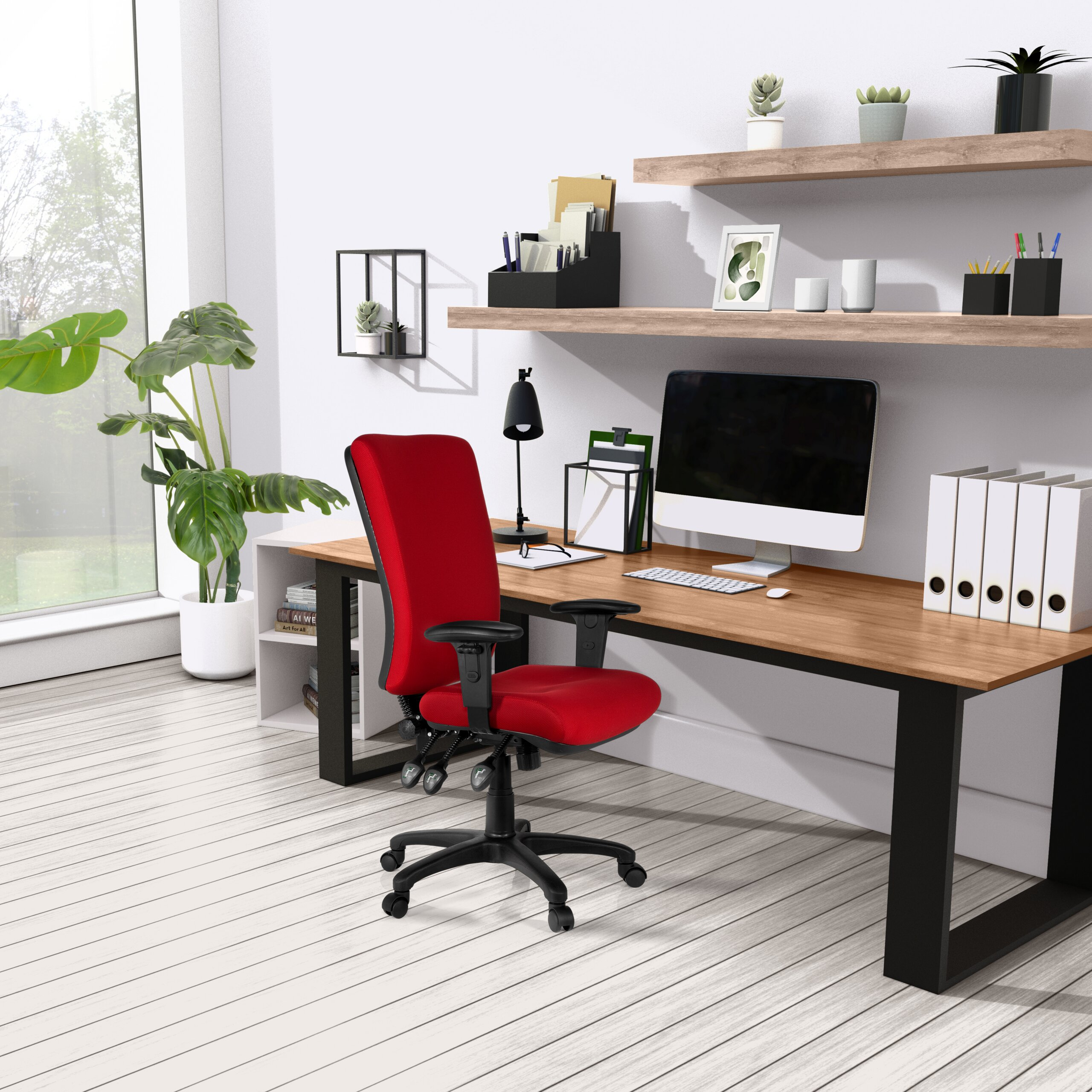 Modernes Heimbüro mit Holztisch, rotem Bürostuhl, Computer, Aktenordnern und Regalen an der weißen Wand.