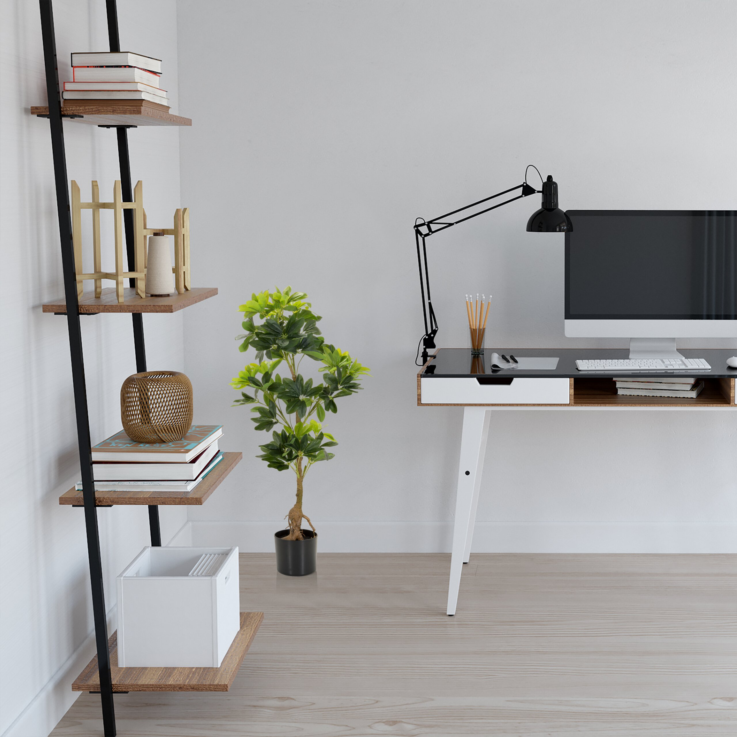 Ein minimalistisches Heimbüro mit einem Holztisch, einem Computer, einer Lampe, einer grünen Pflanze und einem Regal.