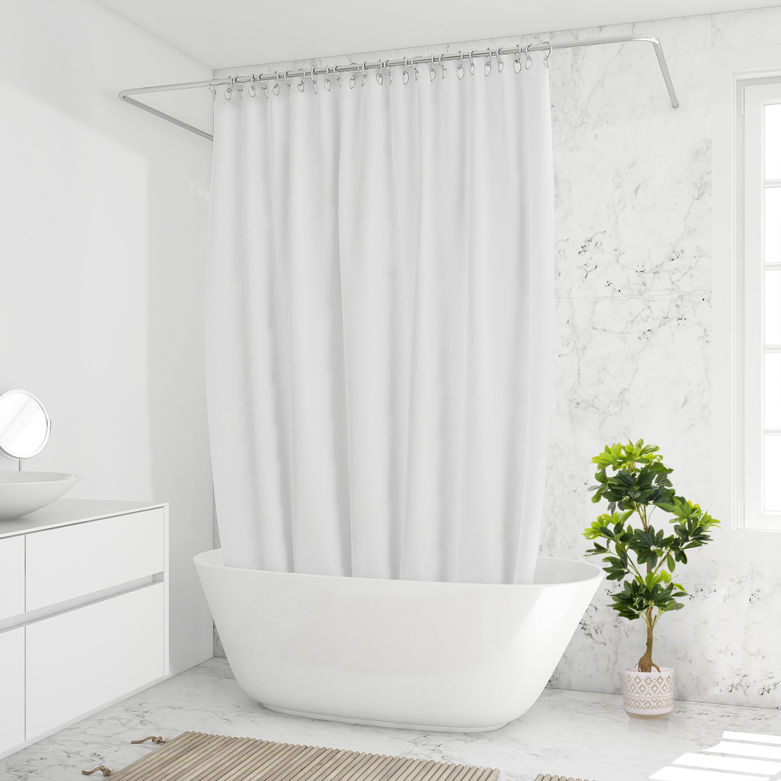 Ein weißes Badezimmer mit Badewanne, weißem Vorhang, Waschbecken und einer kleinen Topfpflanze.