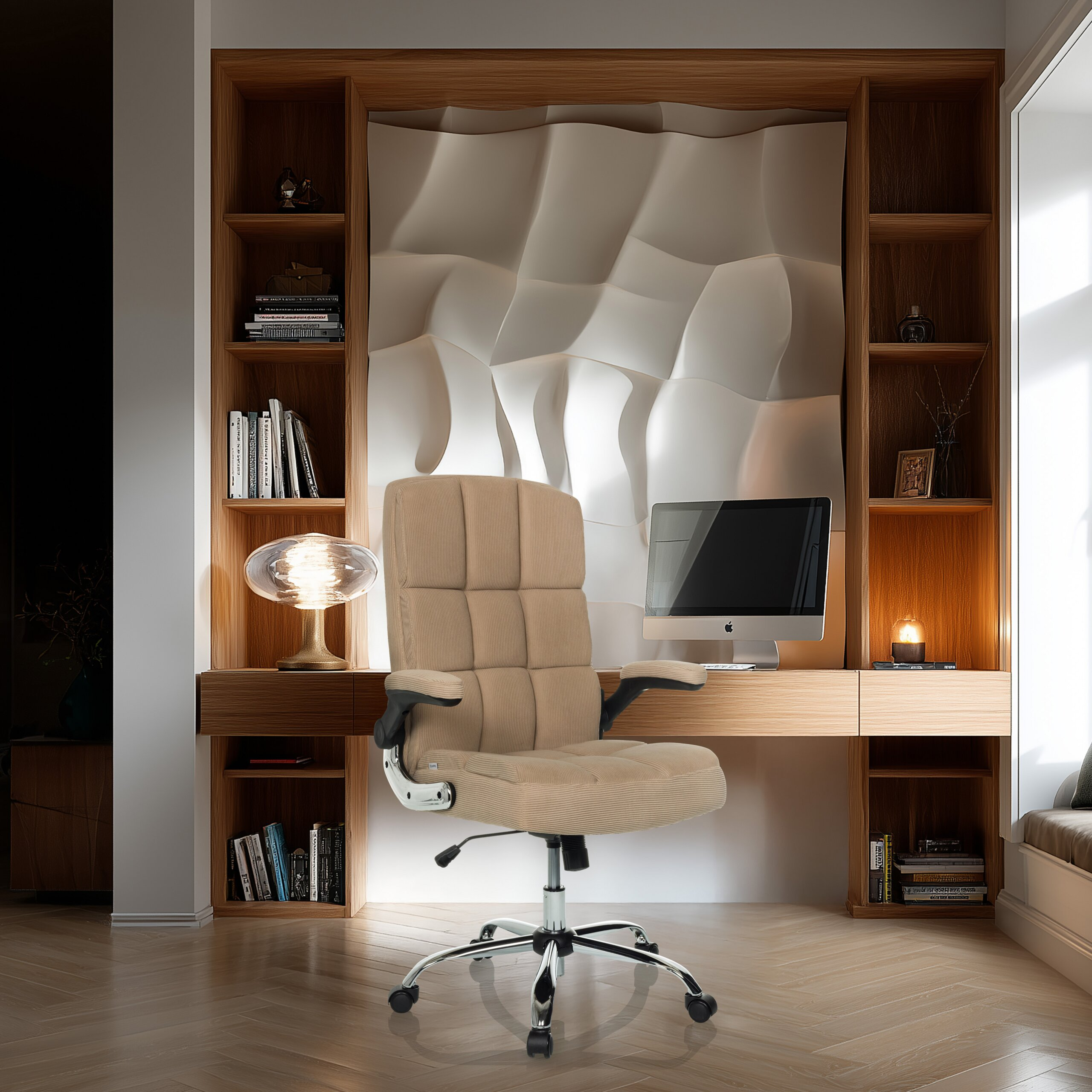 Ein beiger Buerostuhl steht vor einem Schreibtisch mit Regal, Lampe und Computer.