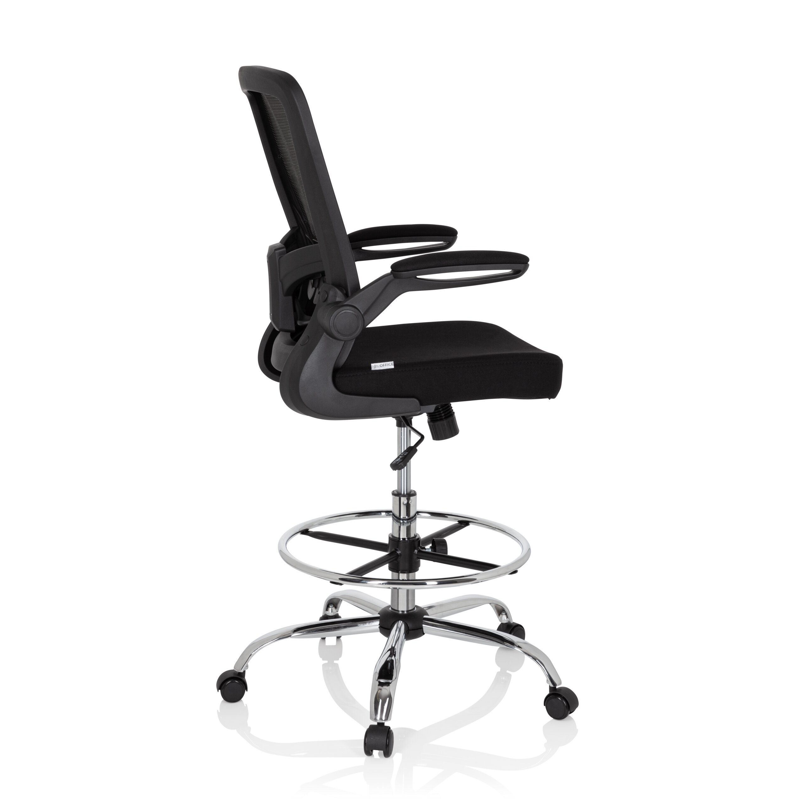 Ein schwarzer ergonomischer Buerostuhl mit Fussring und Rollen auf weissem Grund.