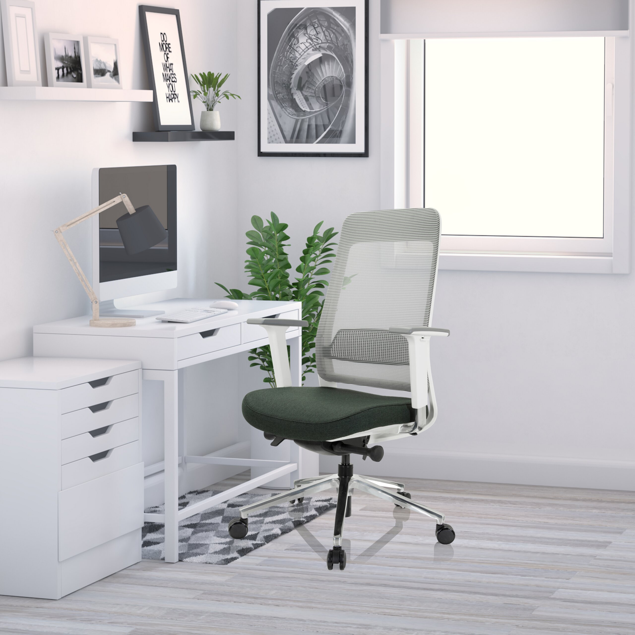 Moderne Büroecke mit weißem Schreibtisch, Computer, grünem Bürostuhl, Lampe, Pflanzen und gerahmten Bildern.