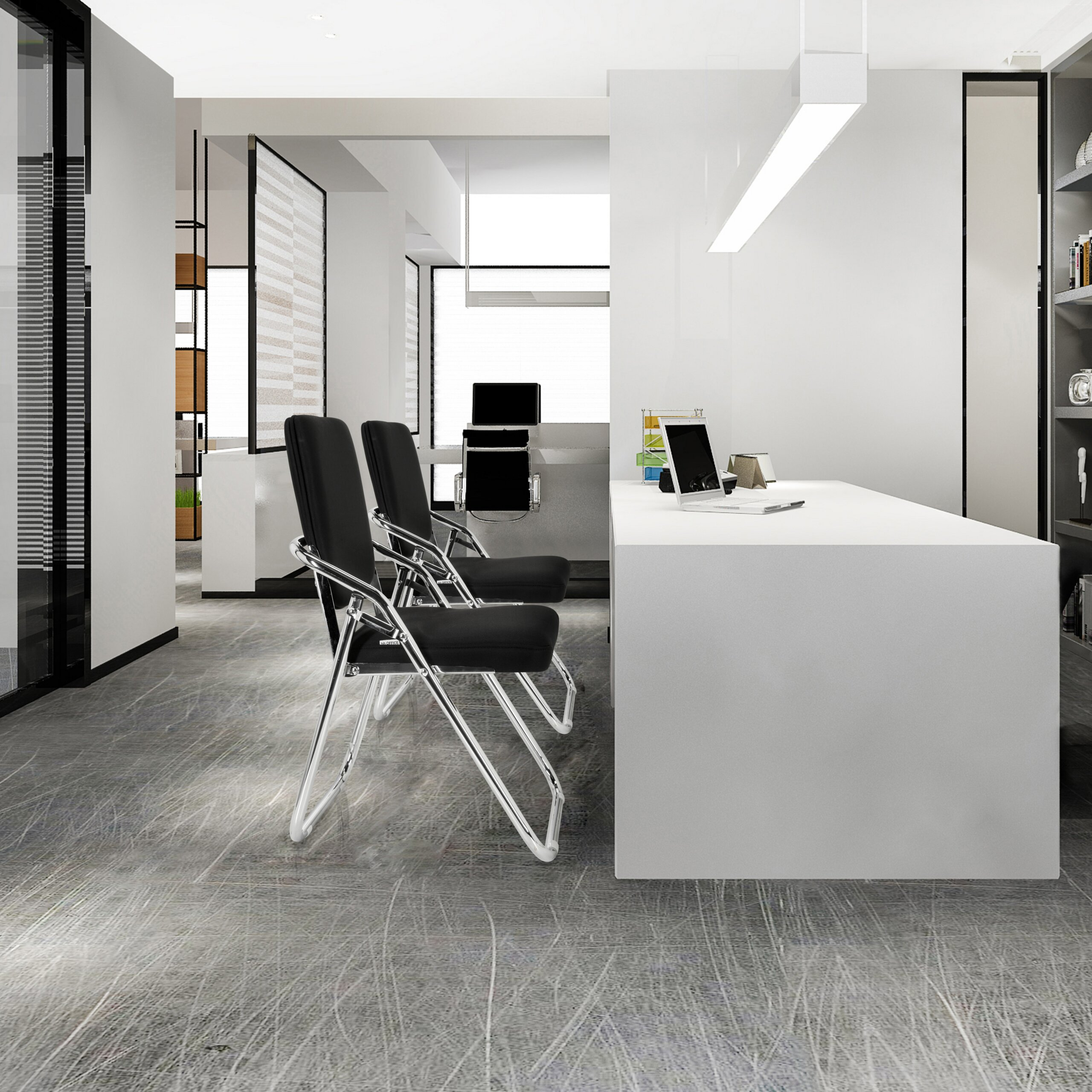 Ein modernes Büro bietet einen langen weißen Schreibtisch mit Laptop, schwarze Stühle und grauem strukturierten Boden.