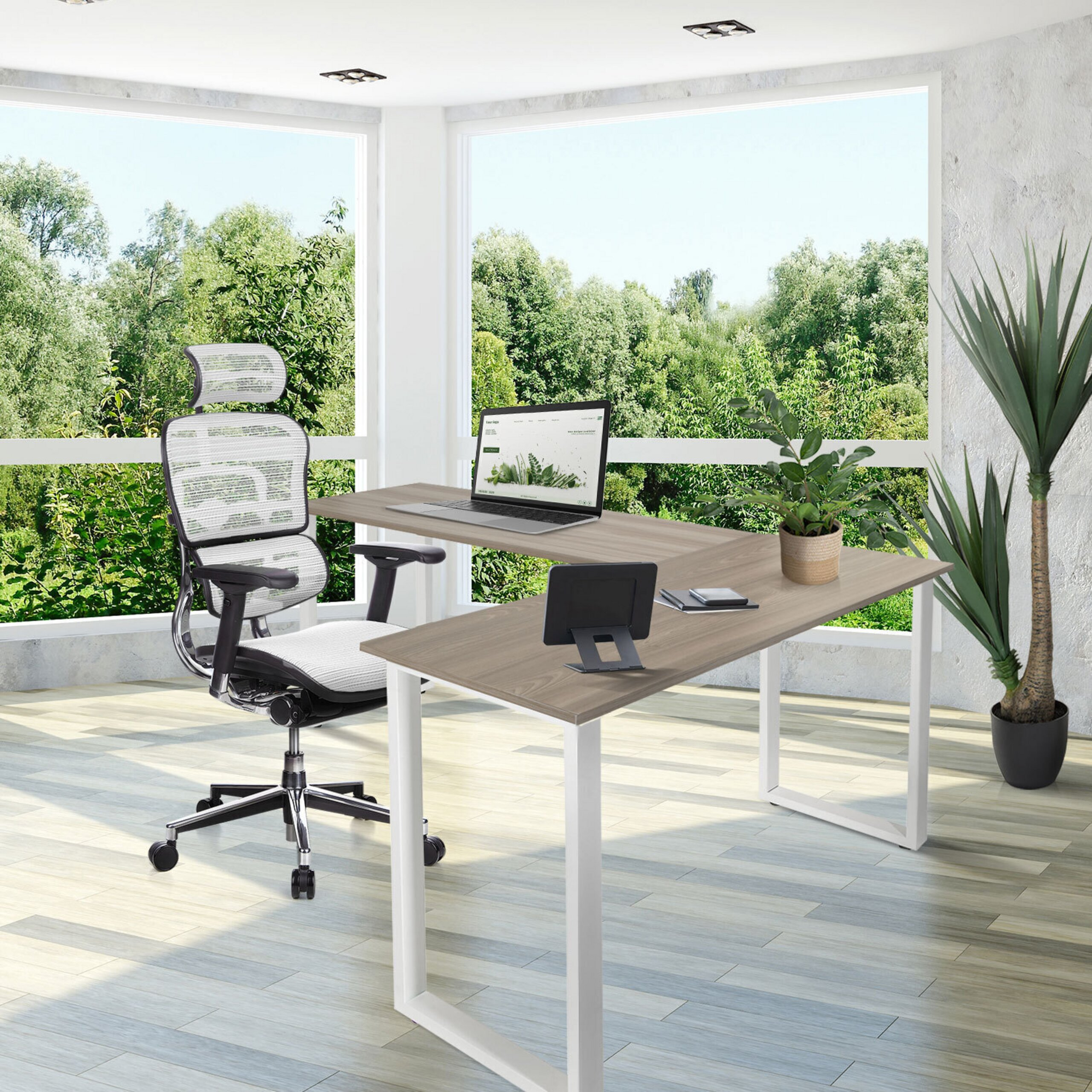 Modernes Büro mit Holztisch, Bürostuhl und großen Fenstern mit Blick ins Grüne.
