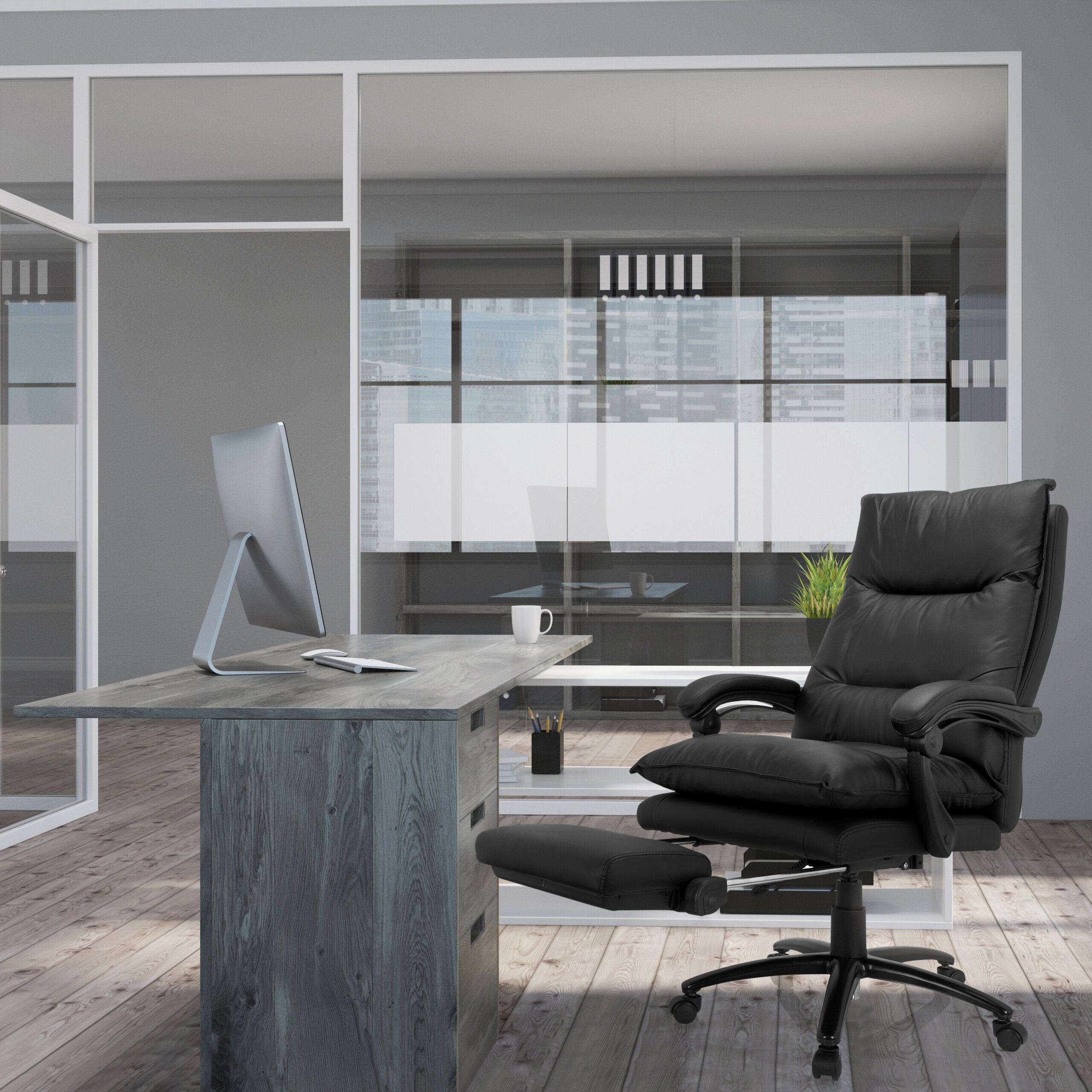 Modernes Büro mit Holztisch, Computer und einem schwarzen Ledersessel mit Fußstütze.