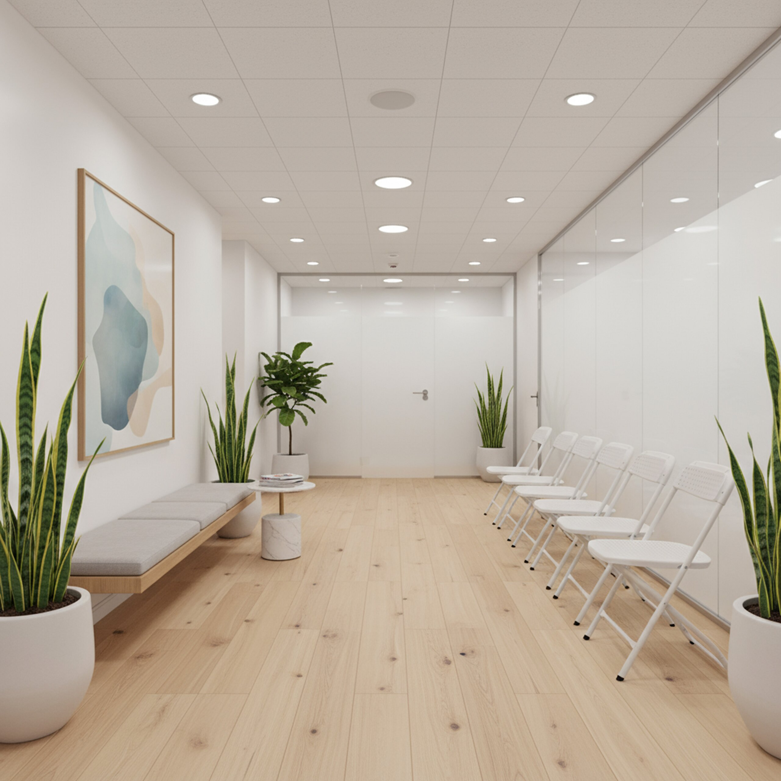 Moderne, helle Büro-Flur mit Holzboden, Pflanzen, abstrakter Kunst und weißen Sitzgelegenheiten.