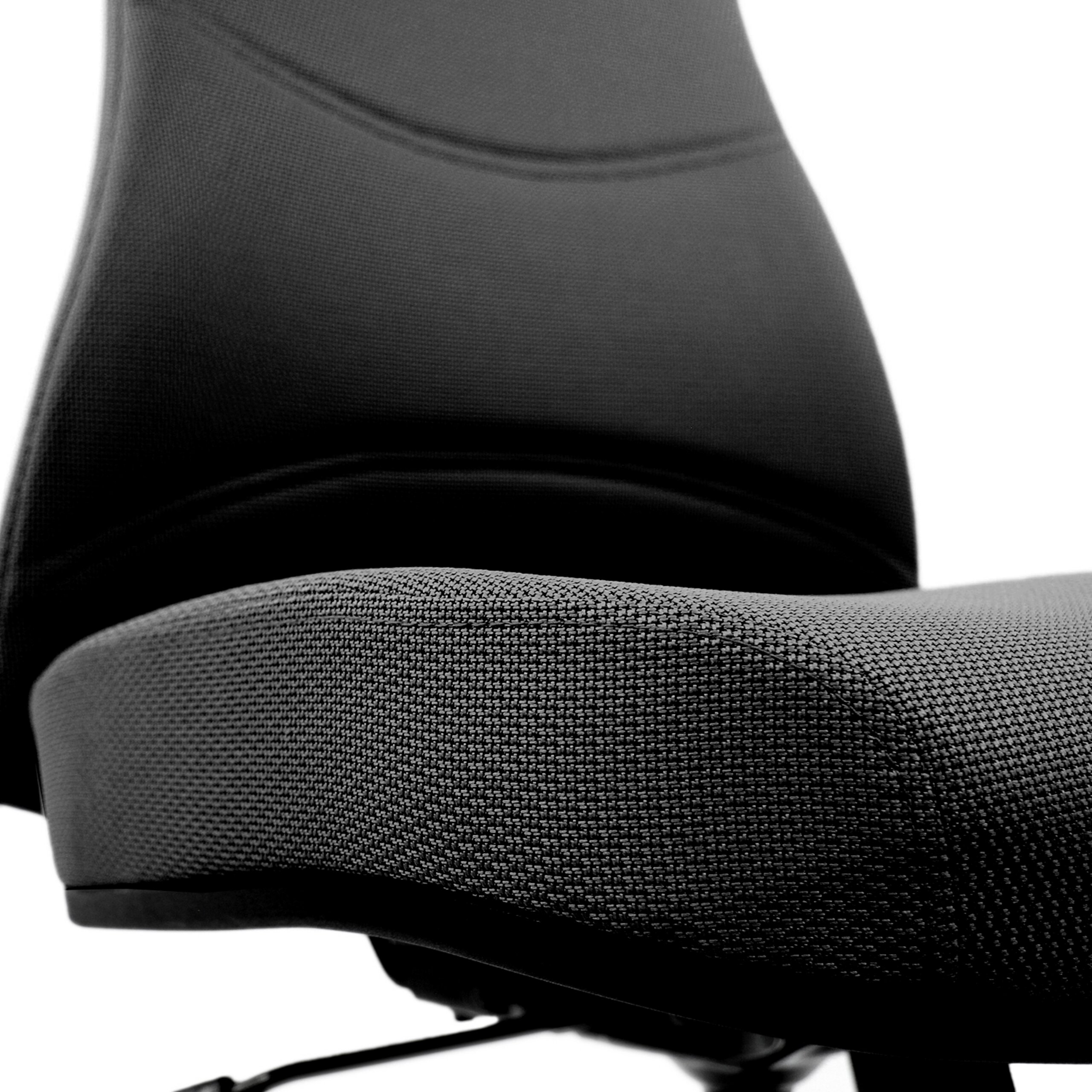 Nahaufnahme eines schwarzen Bürostuhls mit strukturiertem Stoff und ergonomischer Rückenlehne vor weißem Hintergrund.