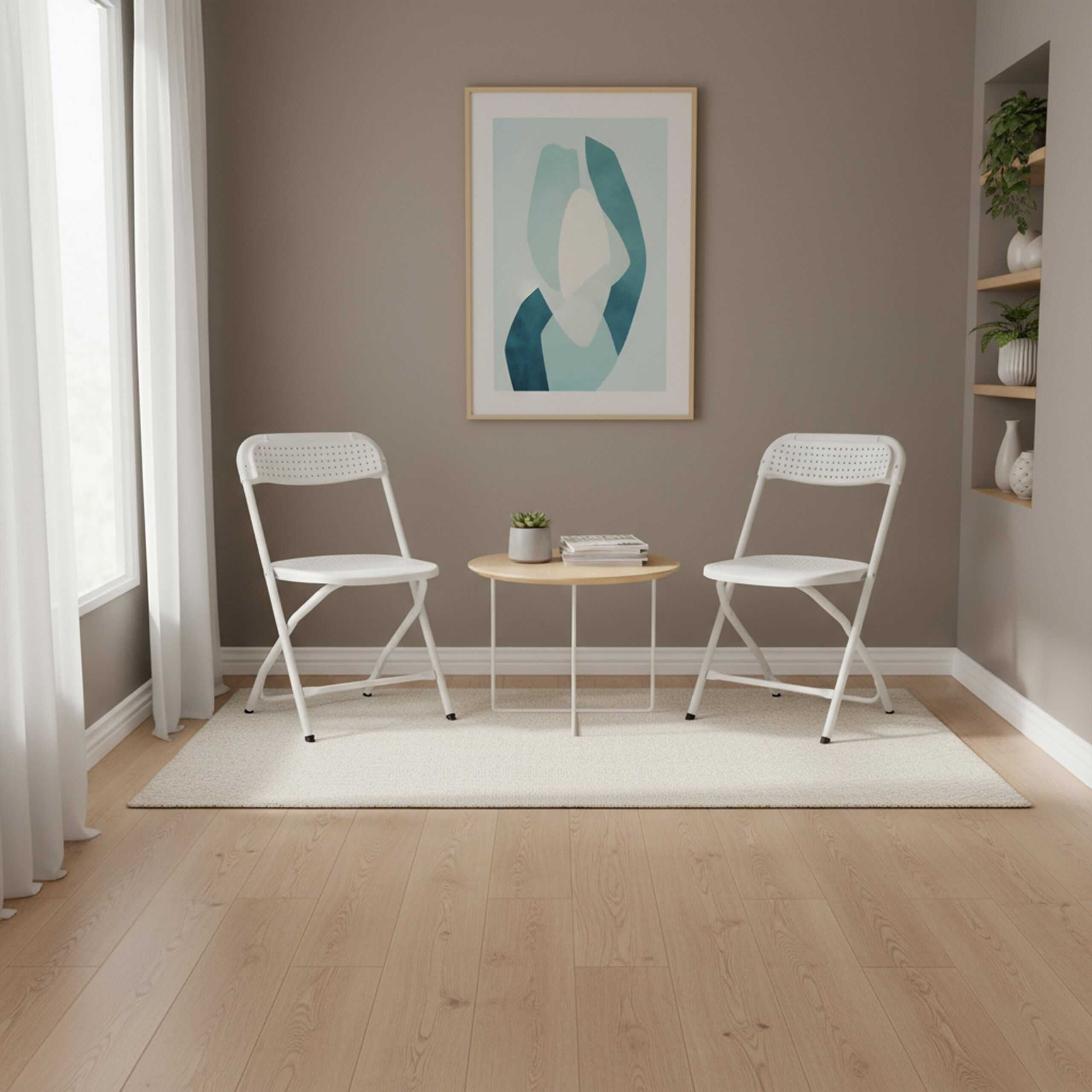 Zwei weiße Stühle und ein runder Tisch stehen auf einem Teppich vor einer braunen Wand mit Bild.