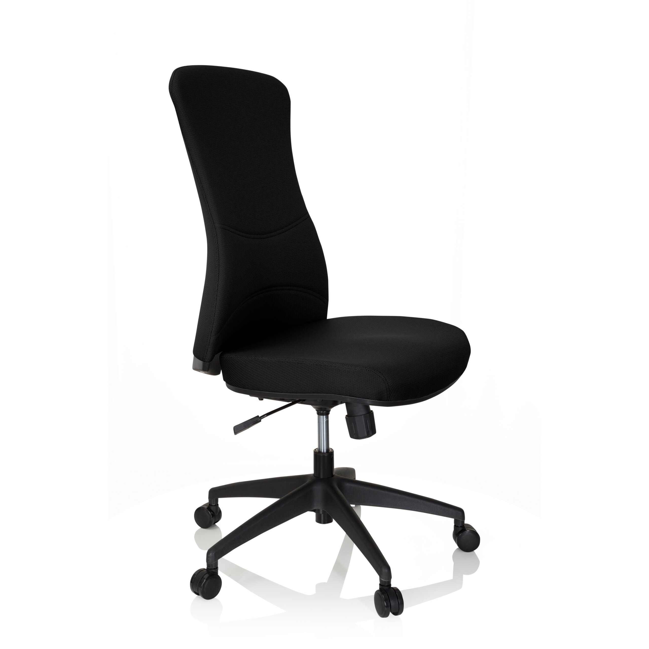 Ein schwarzer ergonomischer Bürostuhl mit Rollen und verstellbarem Sitz vor weißem Hintergrund.