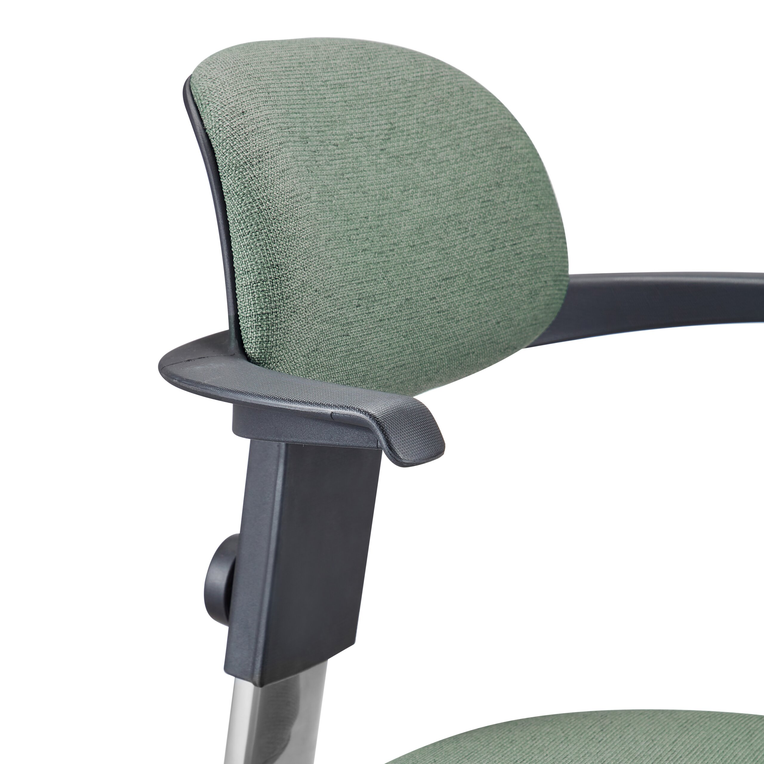 Ein ergonomischer Bürostuhl mit grünem Stoffbezug und schwarzen Armlehnen auf weißeem Hintergrund.