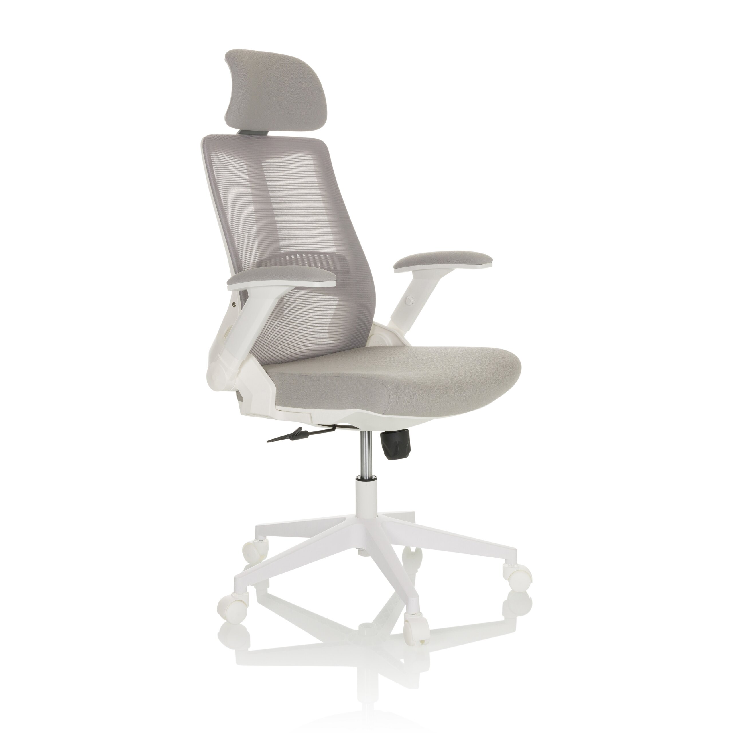 Moderner ergonomischer Buerostuhl in Grau und Weiss mit Kopfstuetze und Rollen auf weissem Hintergrund.
