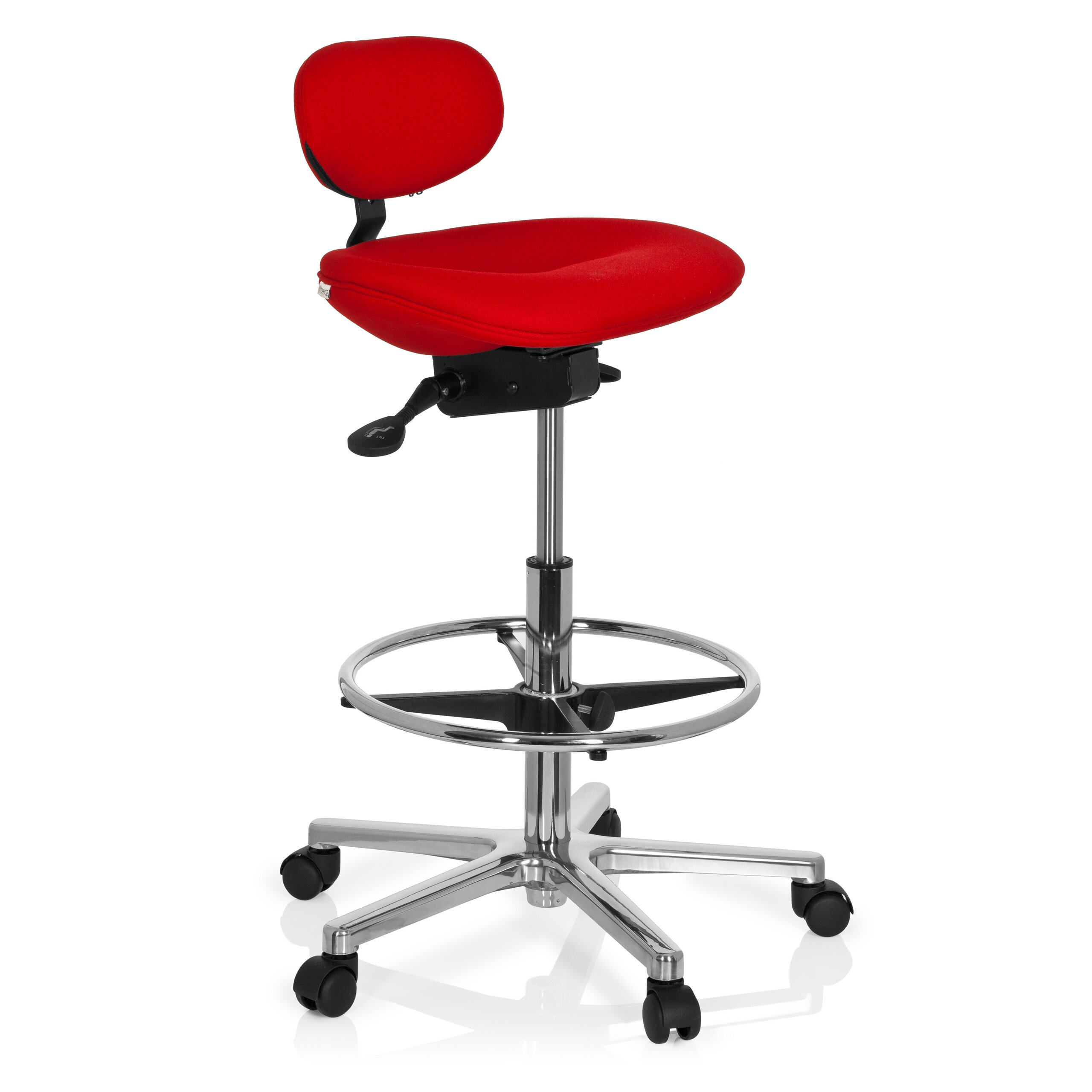 Roter ergonomischer Stehstuhl mit Fußring und Rollen auf weißem Grund.