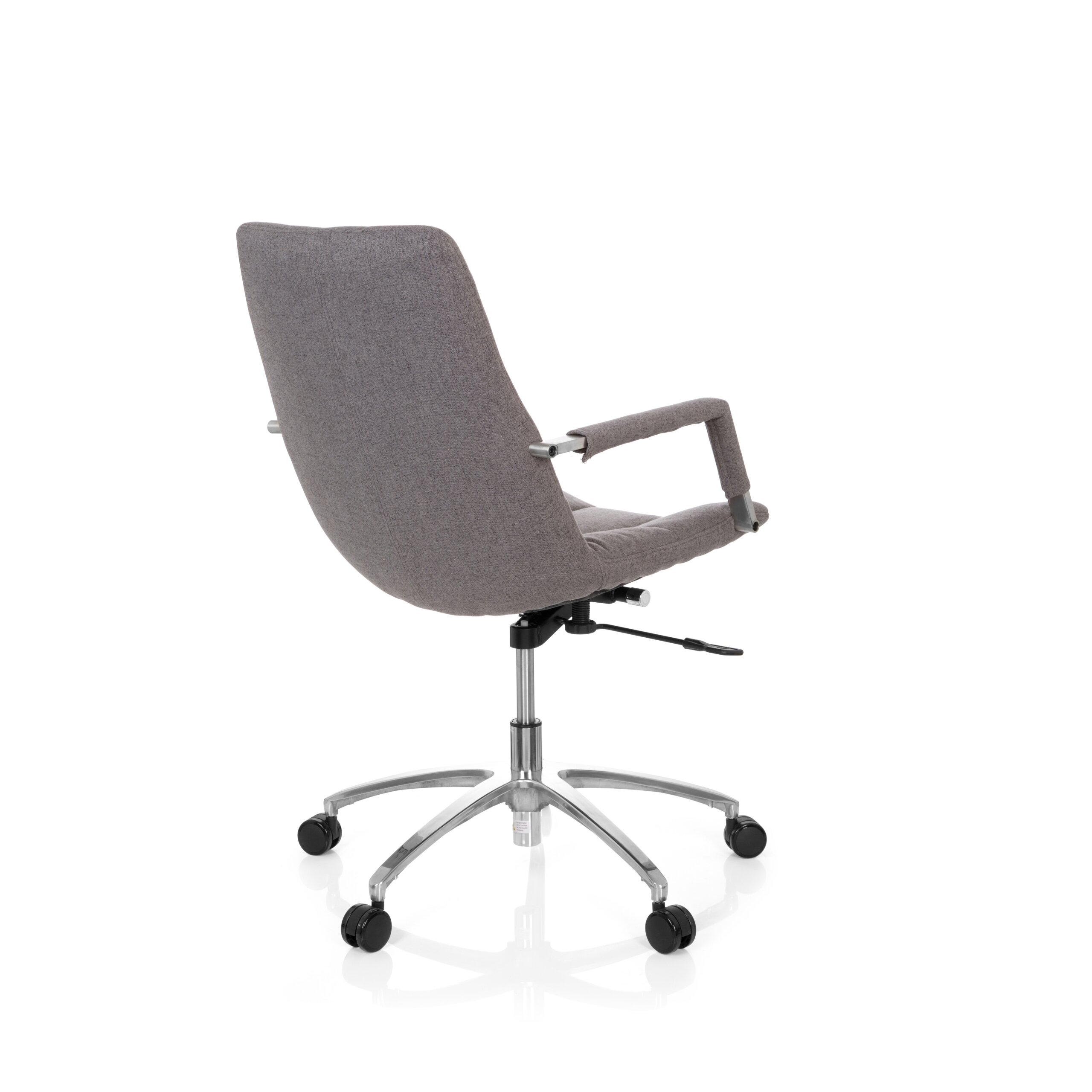 Rückansicht eines modernen grauen Bürostuhls mit Metallbeinen und schwarzen Rollen vor weißem Hintergrund.