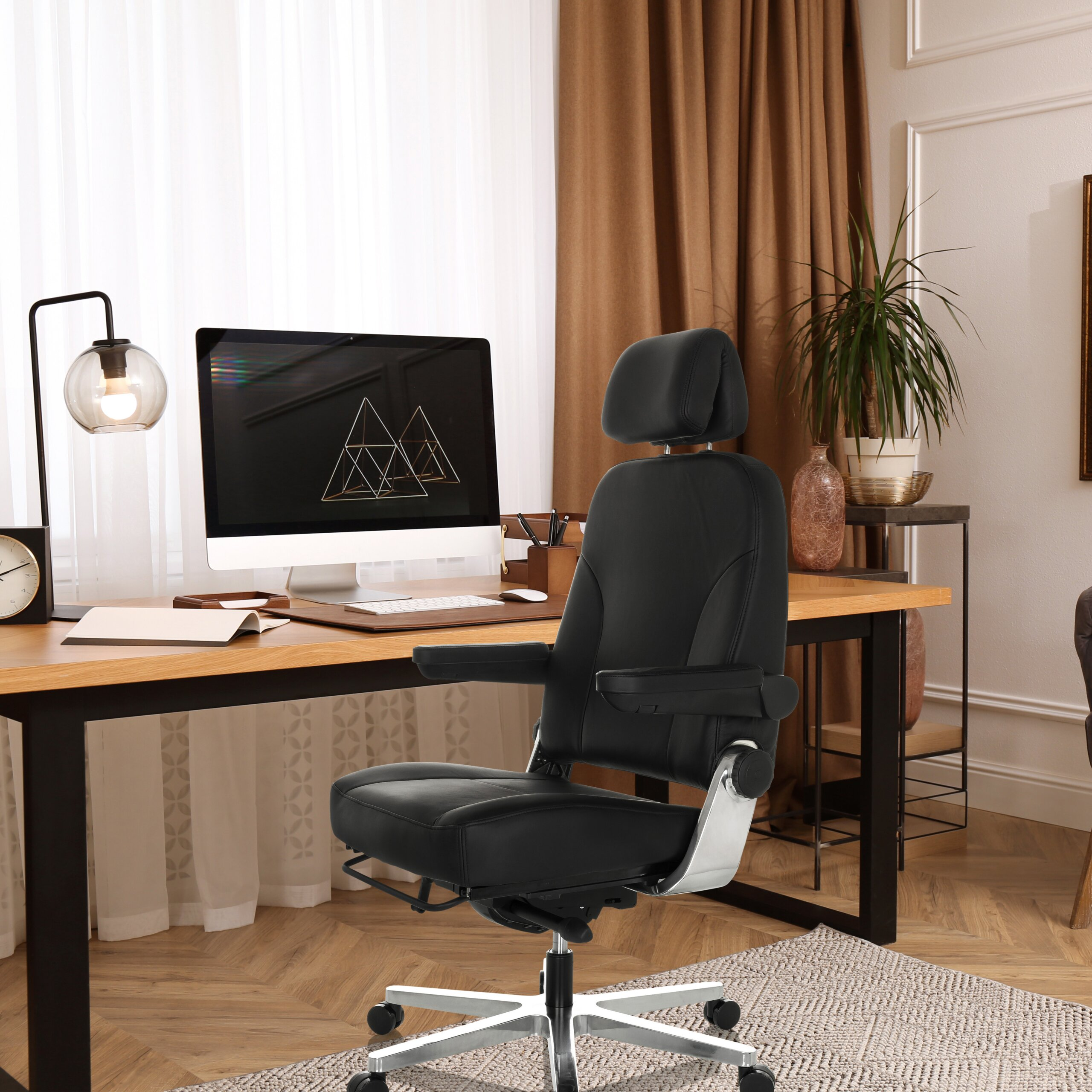 Moderner Arbeitsplatz mit schwarzem Drehstuhl, Holztisch, Computer und Lampe vor hellem Fenster und braunen Vorhängen.