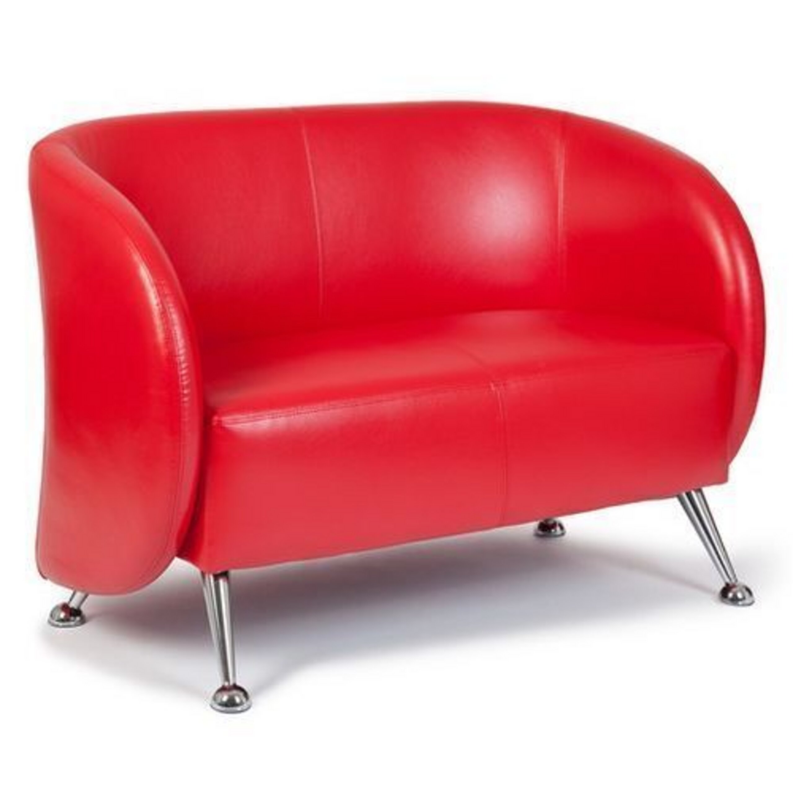 Ein modernes rotes Ledersofa mit abgerundeten Armlehnen und glänzenden Chrombeinen vor einem weißen Hintergrund.