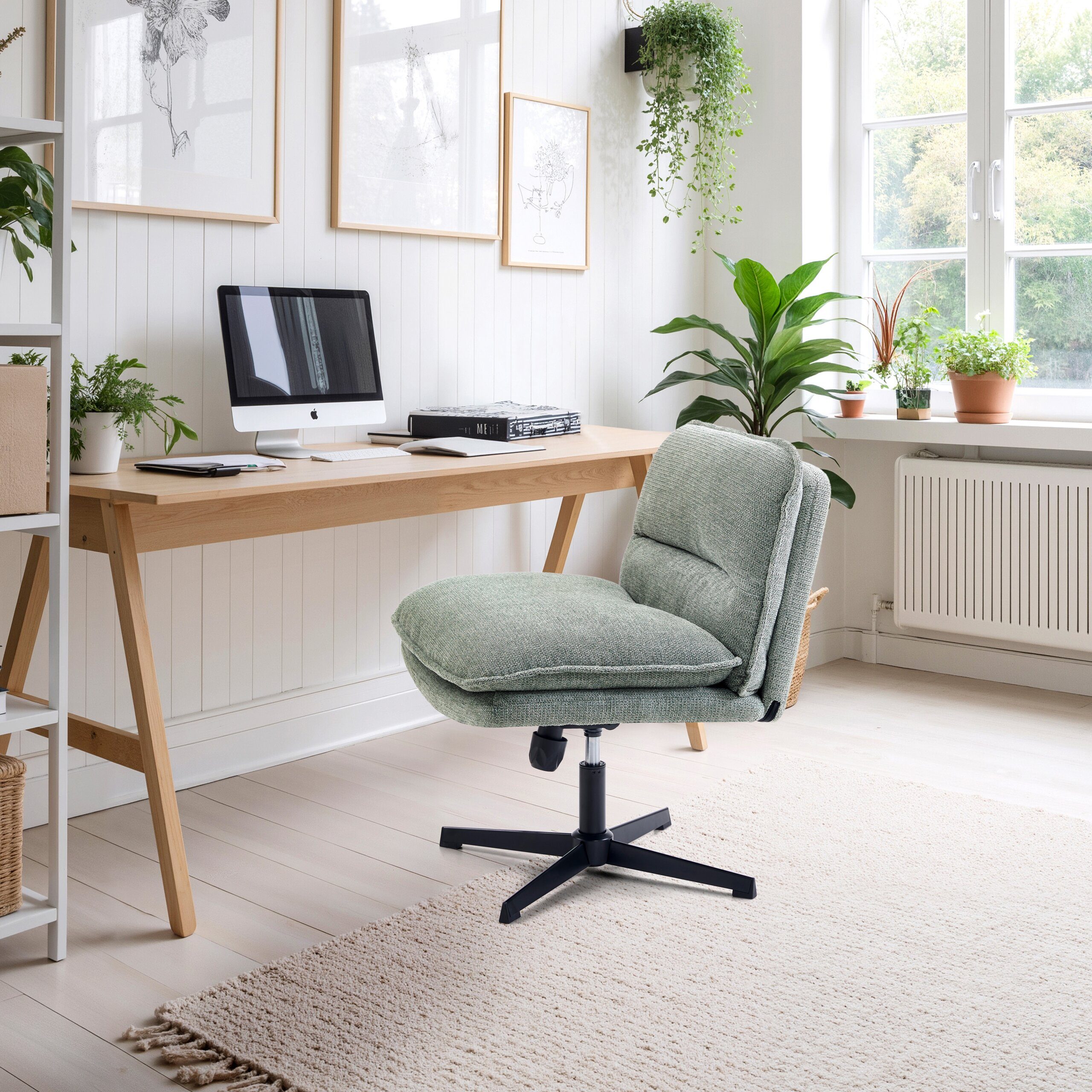Ein heller Arbeitsbereich mit einem hellgrünen Stuhl, Schreibtisch mit Computer, Pflanzen und großen Fenstern.