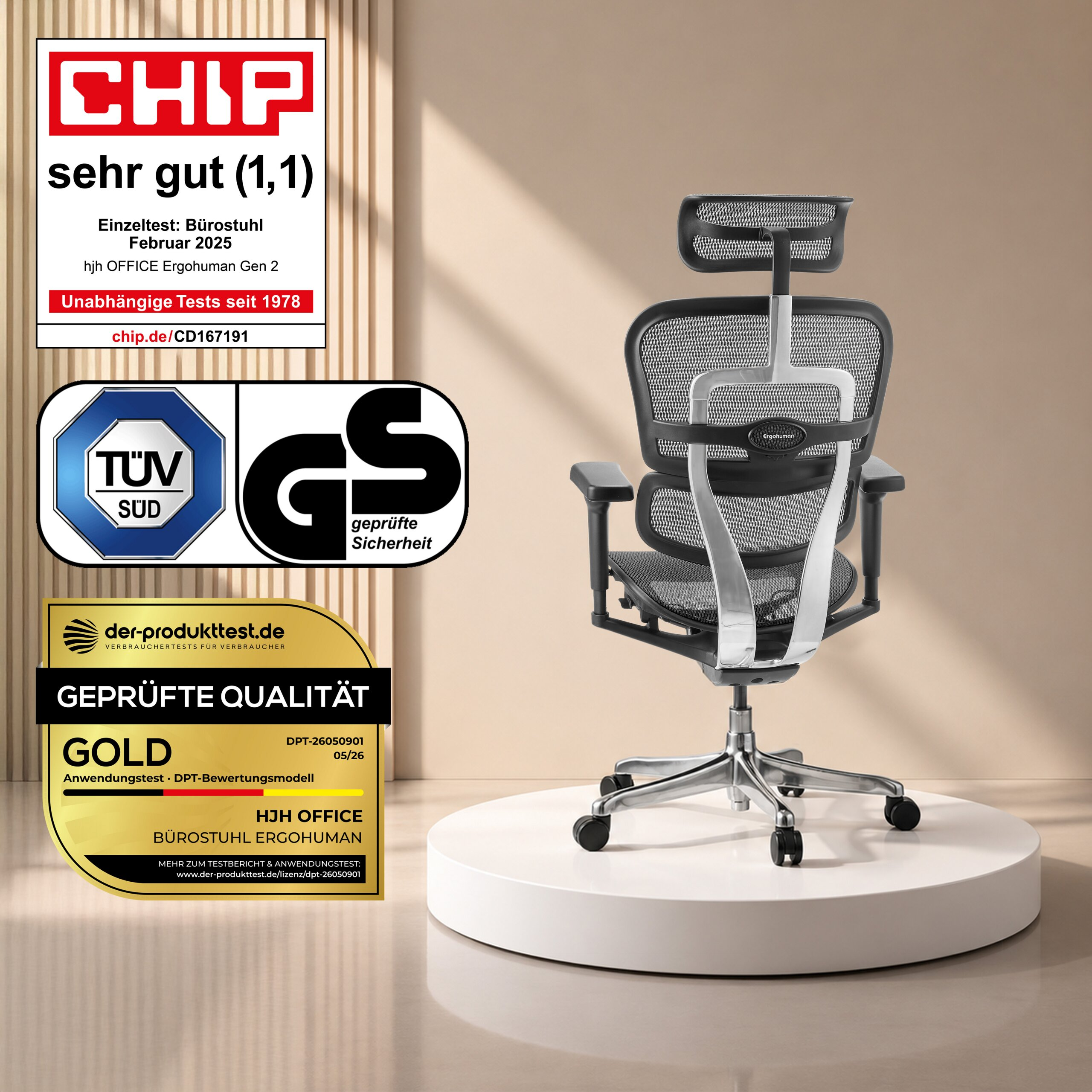 Ein schwarzer ergonomischer Buerostuhl mit silbernem Gestell steht auf einem Podest, flankiert von gueltigen Siegeln.