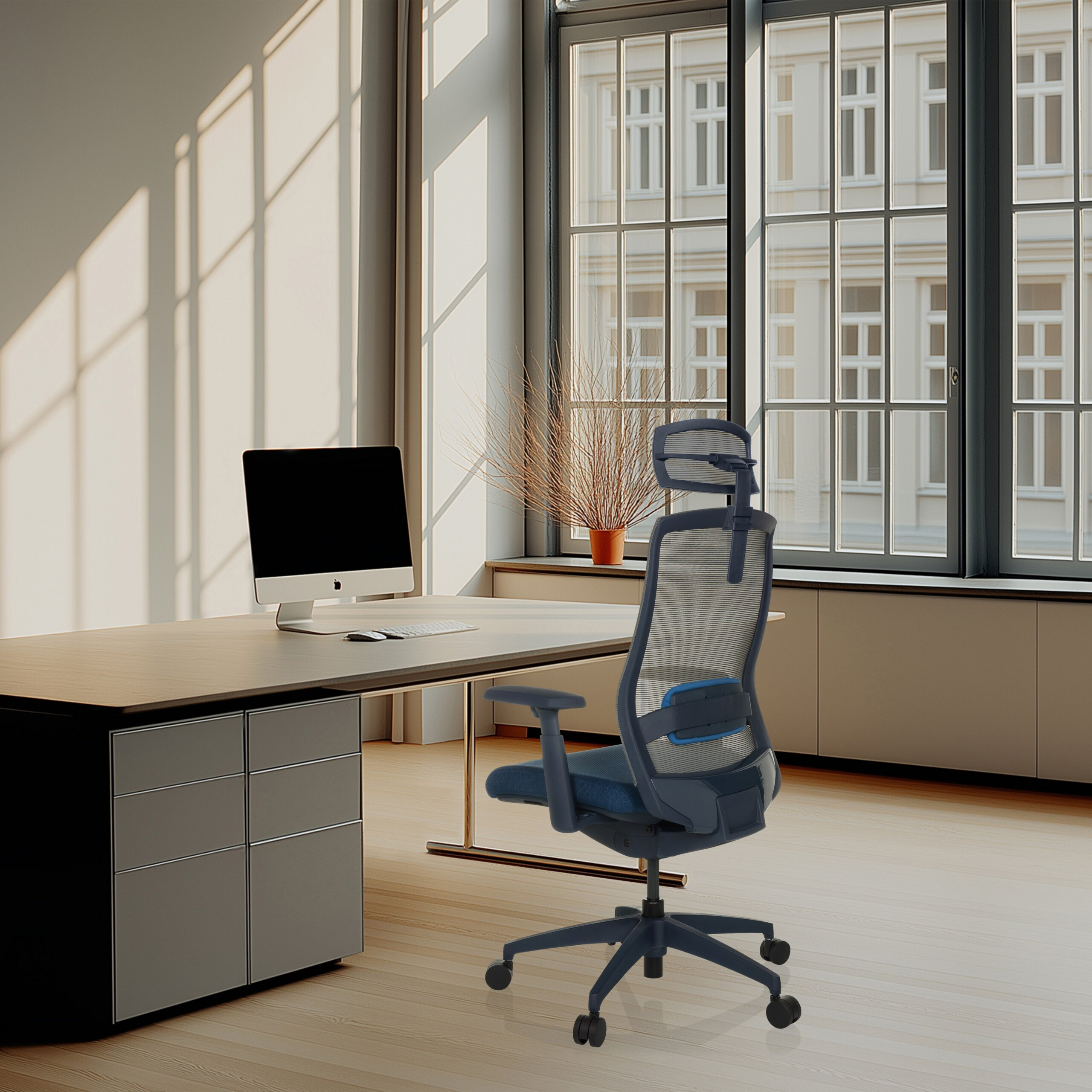 Ein modernes Büro mit einem Schreibtisch, Computer, einem blauen Bürostuhl und großen Fenstern im Hintergrund.