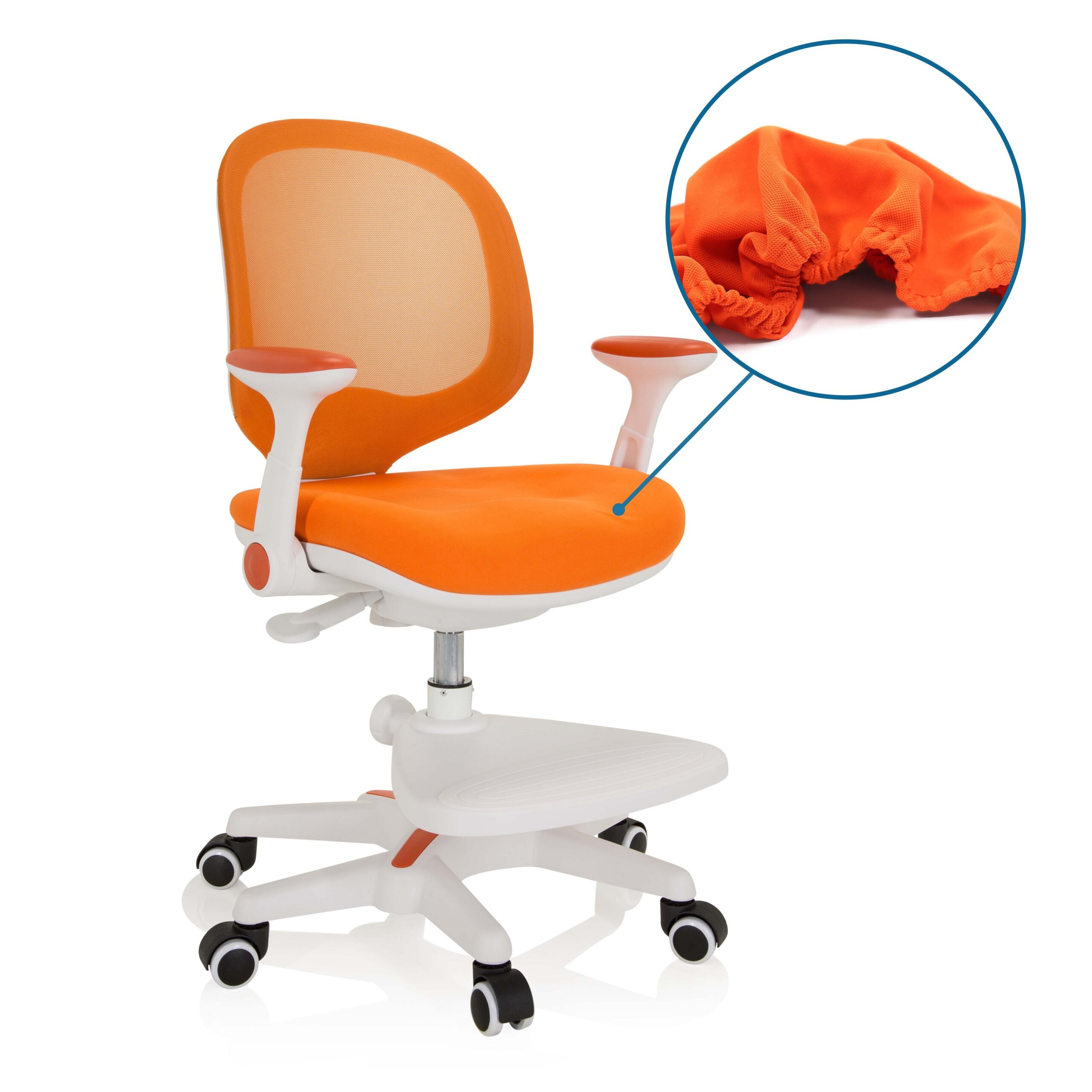 Ein orangefarbener Kinderdrehstuhl mit Fußstütze und einem kreisförmigen Detail, das den Stoff zeigt.