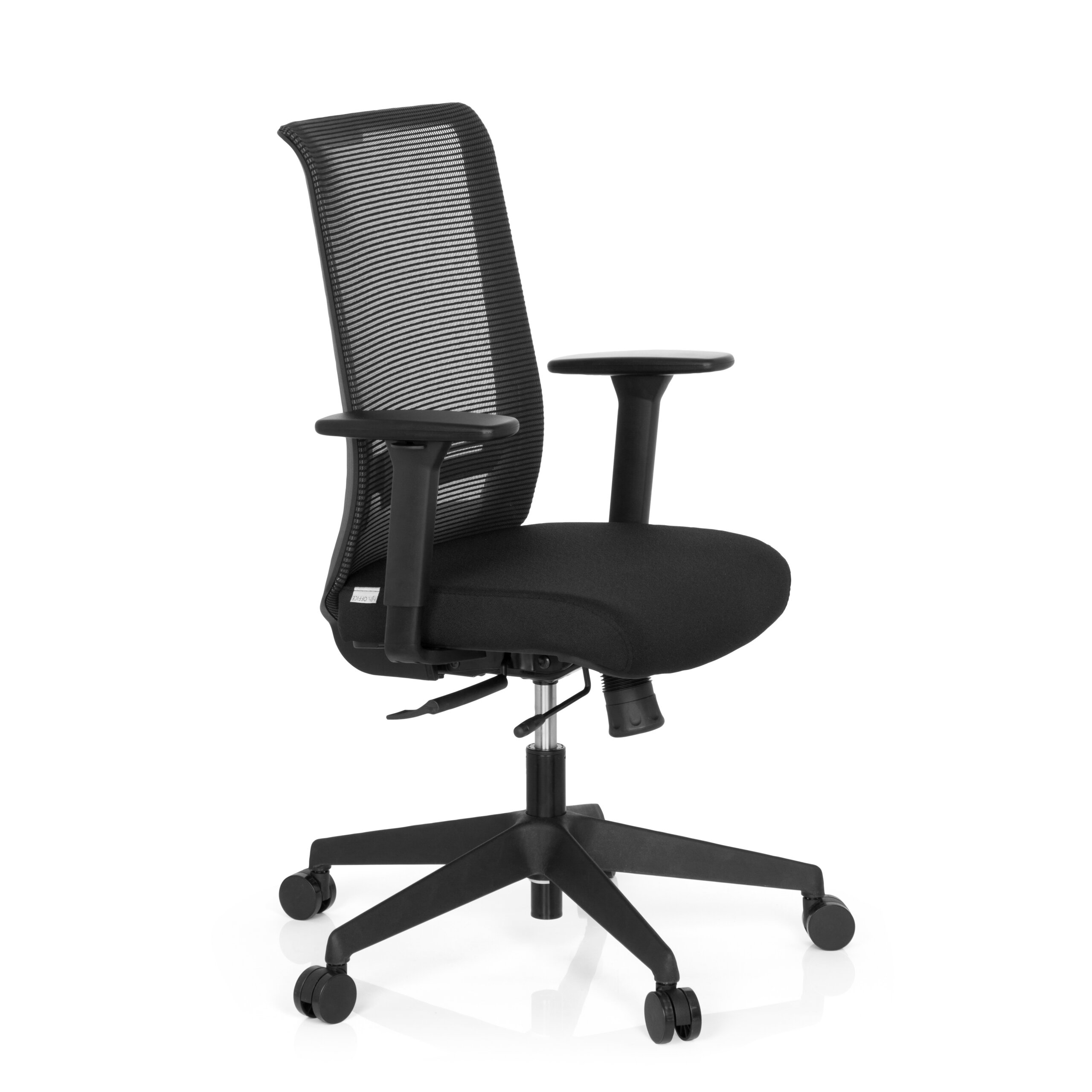 Ein schwarzer Bürostuhl mit Netzrückenlehne, gepolstertem Sitz, verstellbaren Armlehnen und Rollen auf weißem Hintergrund.
