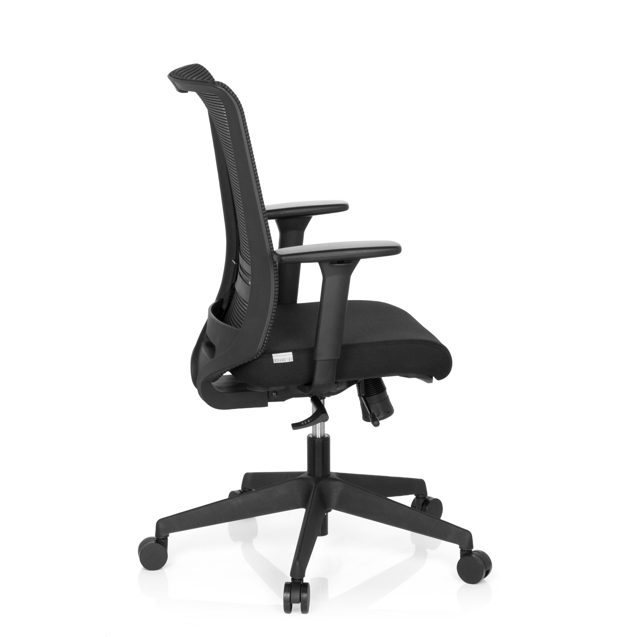 Ein schwarzer ergonomischer Bürostuhl mit Rollen und verstellbaren Armlehnen vor weißem Hintergrund.