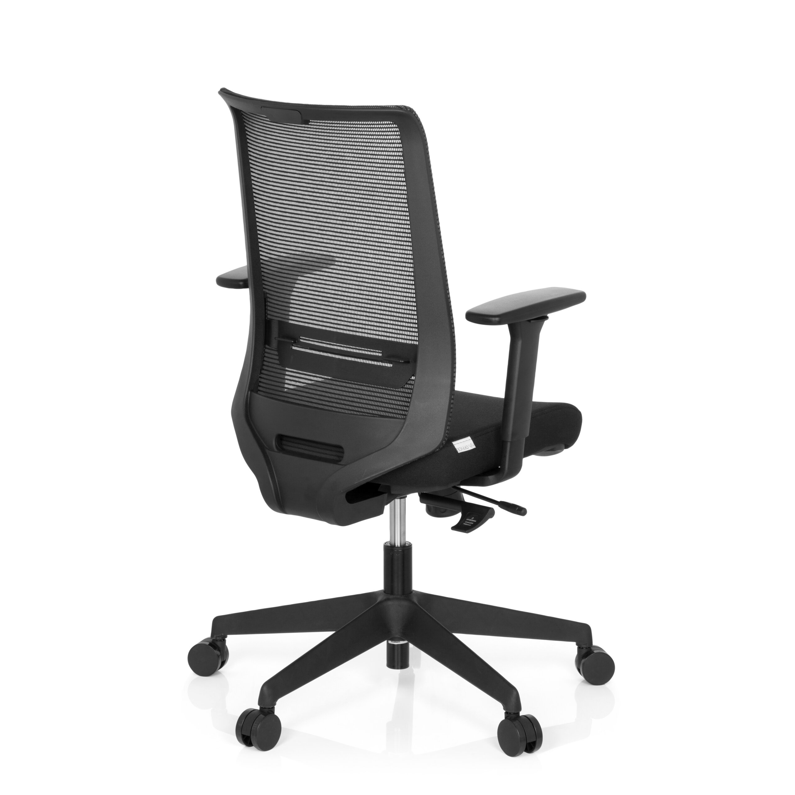 Schwarzer ergonomischer Bürostuhl mit Netzrückenlehne und Rollen auf weißem Hintergrund.