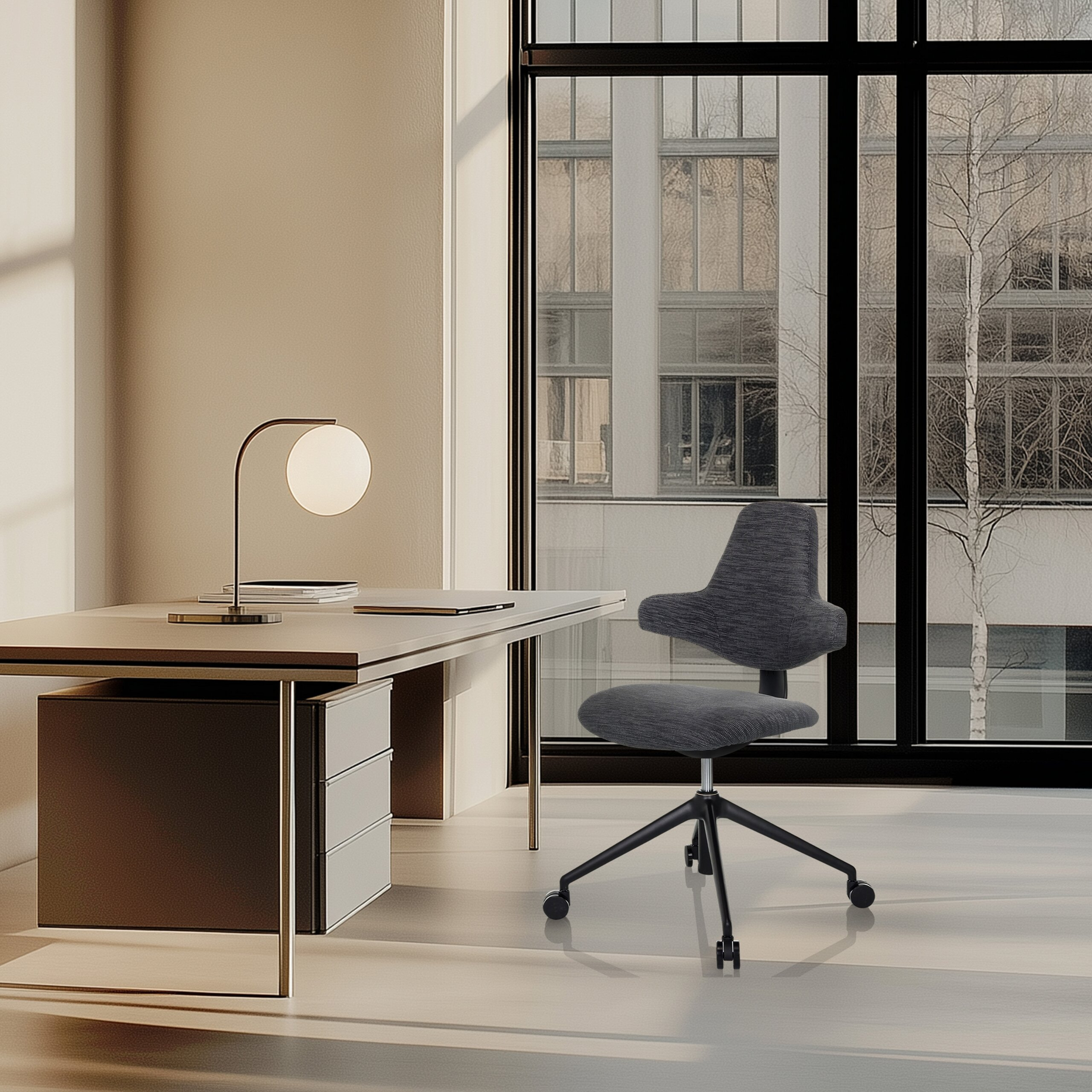 Moderne Büroeinrichtung mit grauem Schreibtischstuhl, hellem Holztisch, Lampe und großem Fenster mit Stadtblick.