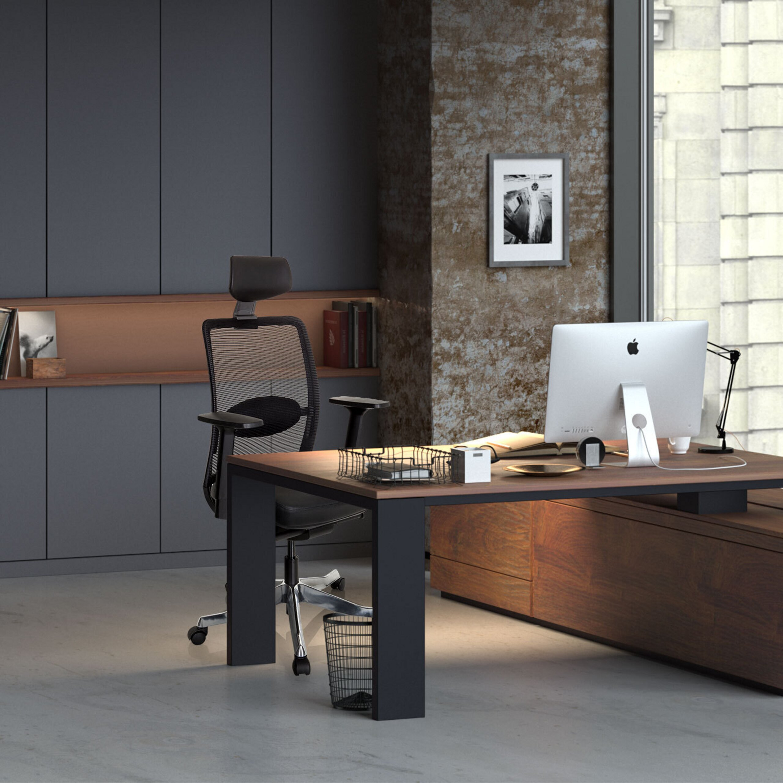 Moderne Bueroumbgebung mit Schreibtisch, schwarzem Buerostuhl, Computer und Regalen in grau-braunen Toenen.
