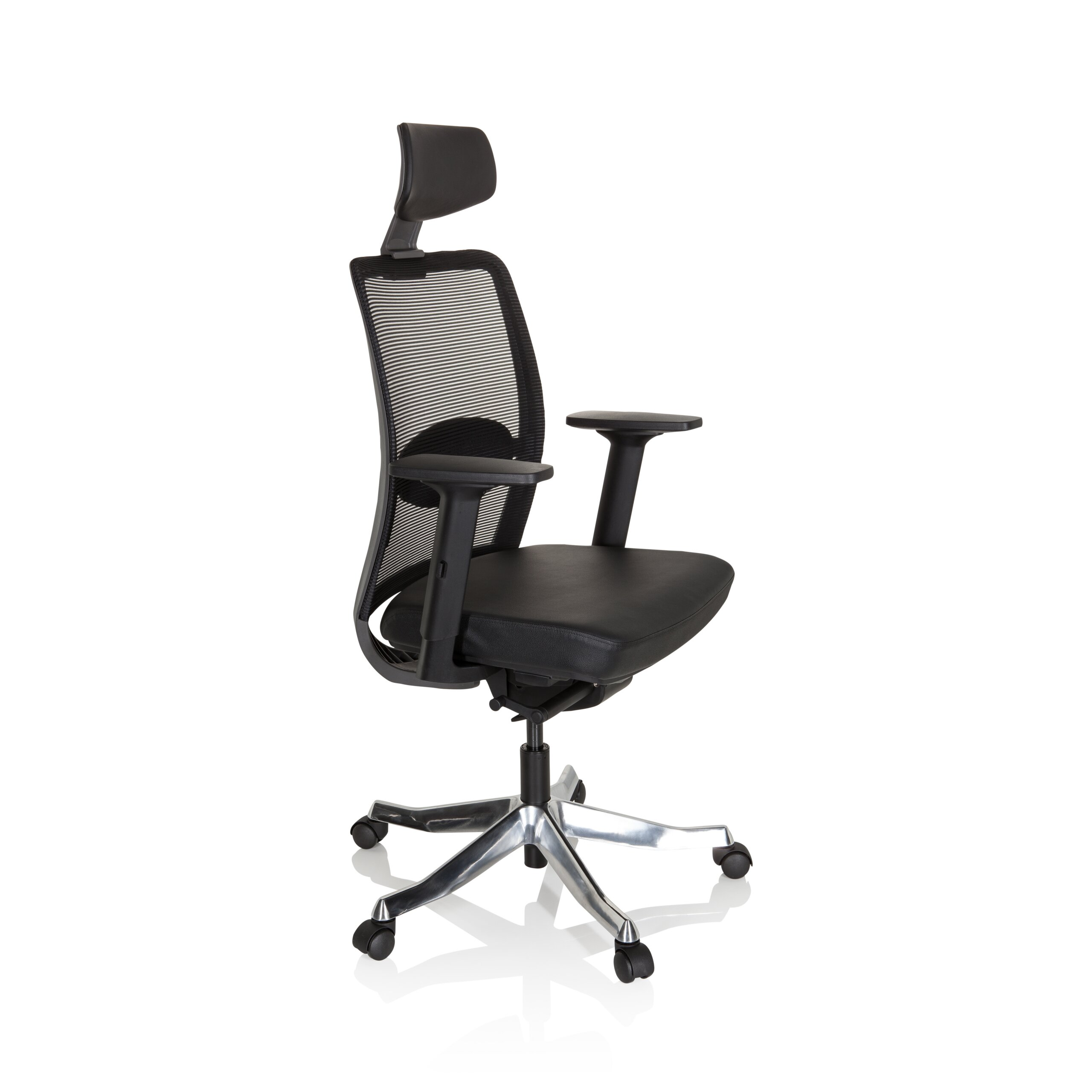 Ein schwarzer ergonomischer Buerostuhl mit Netzruecken und silbergrauem Fuenfsternfuss auf Rollen vor weissem Hintergrund.