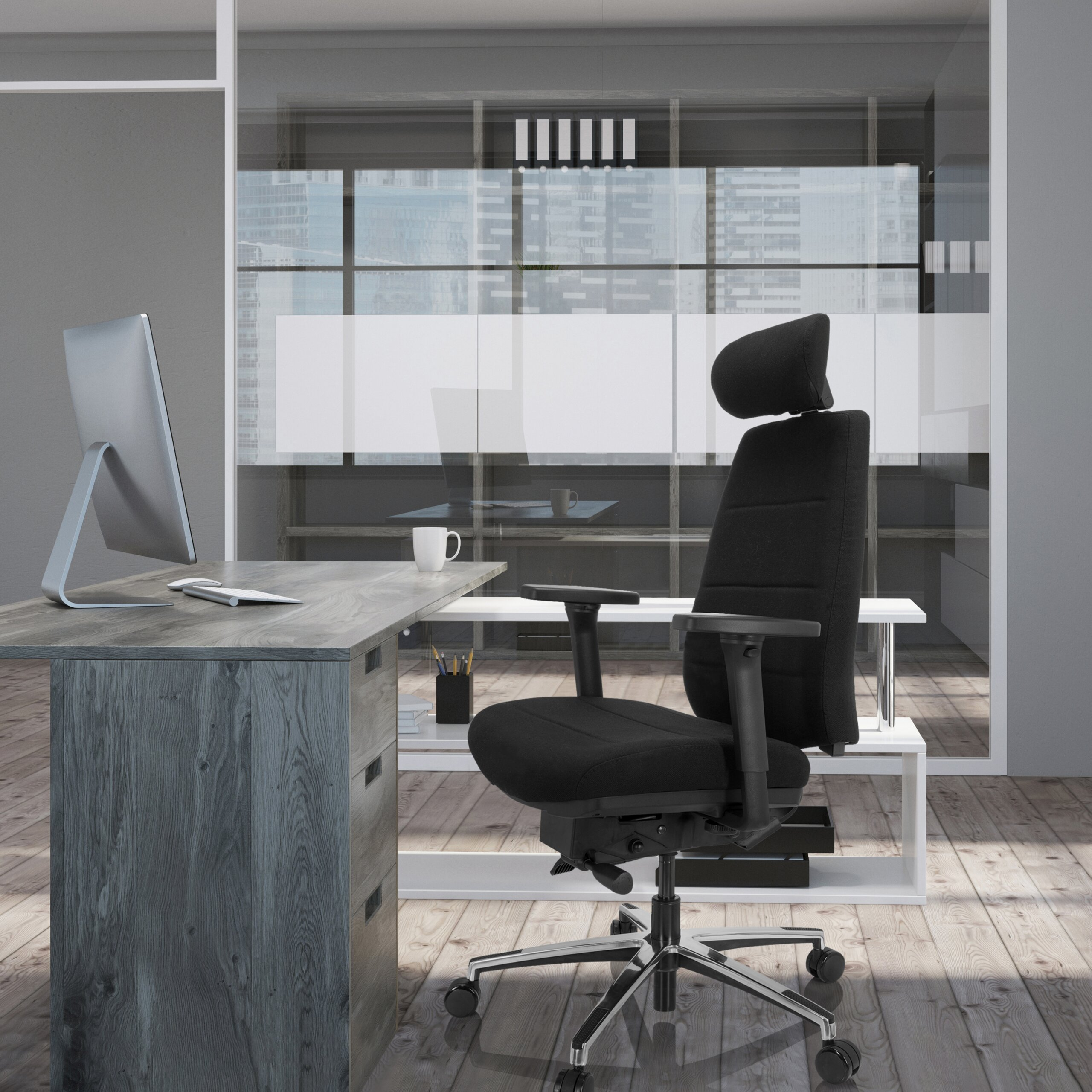Moderne Büroeinrichtung mit einem Holzschreibtisch, einem schwarzen ergonomischen Bürostuhl und einem Computerbildschirm.
