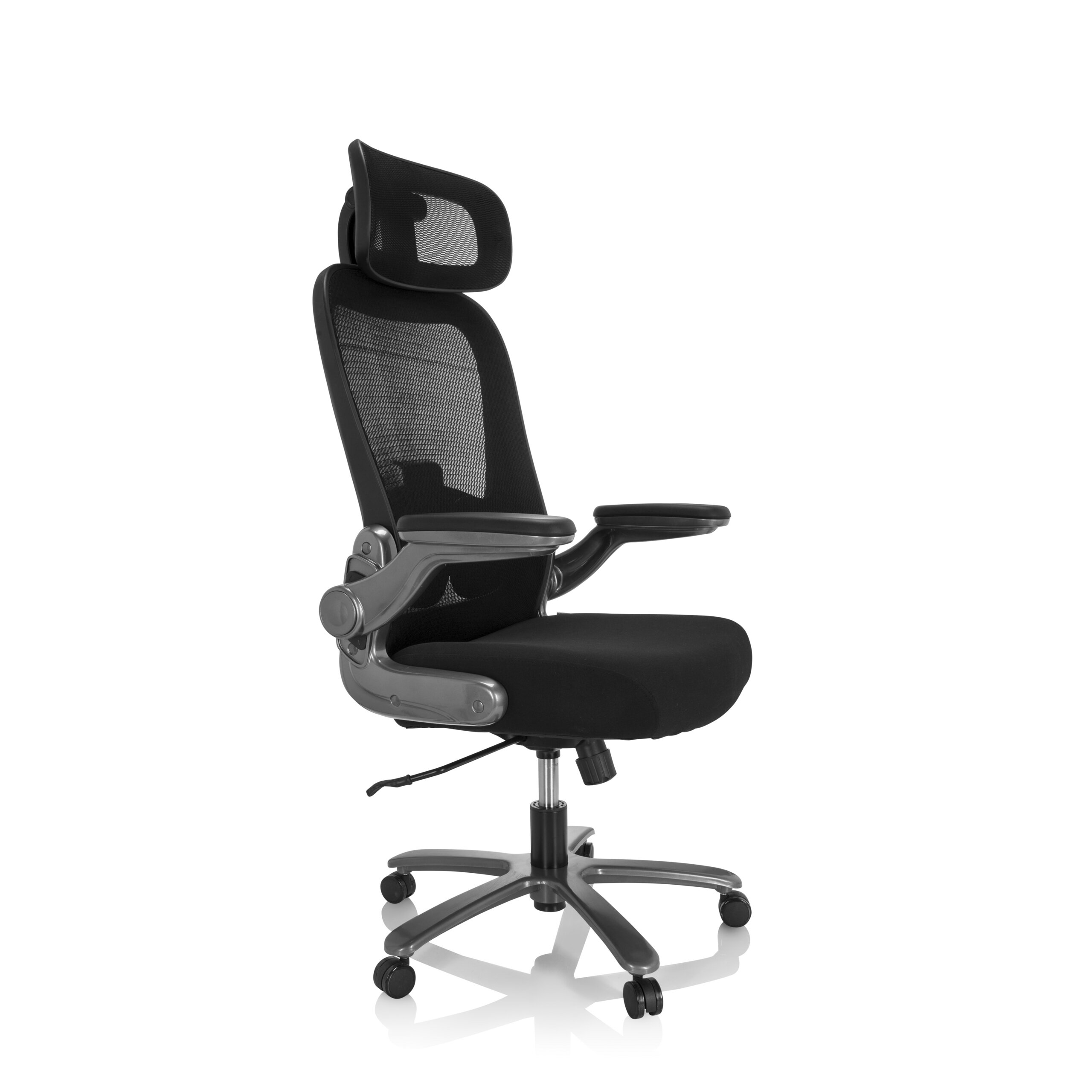 Ein schwarzer ergonomischer Buerostuhl mit Netzrueckenlehne und Kopfstuetze auf Raedern.