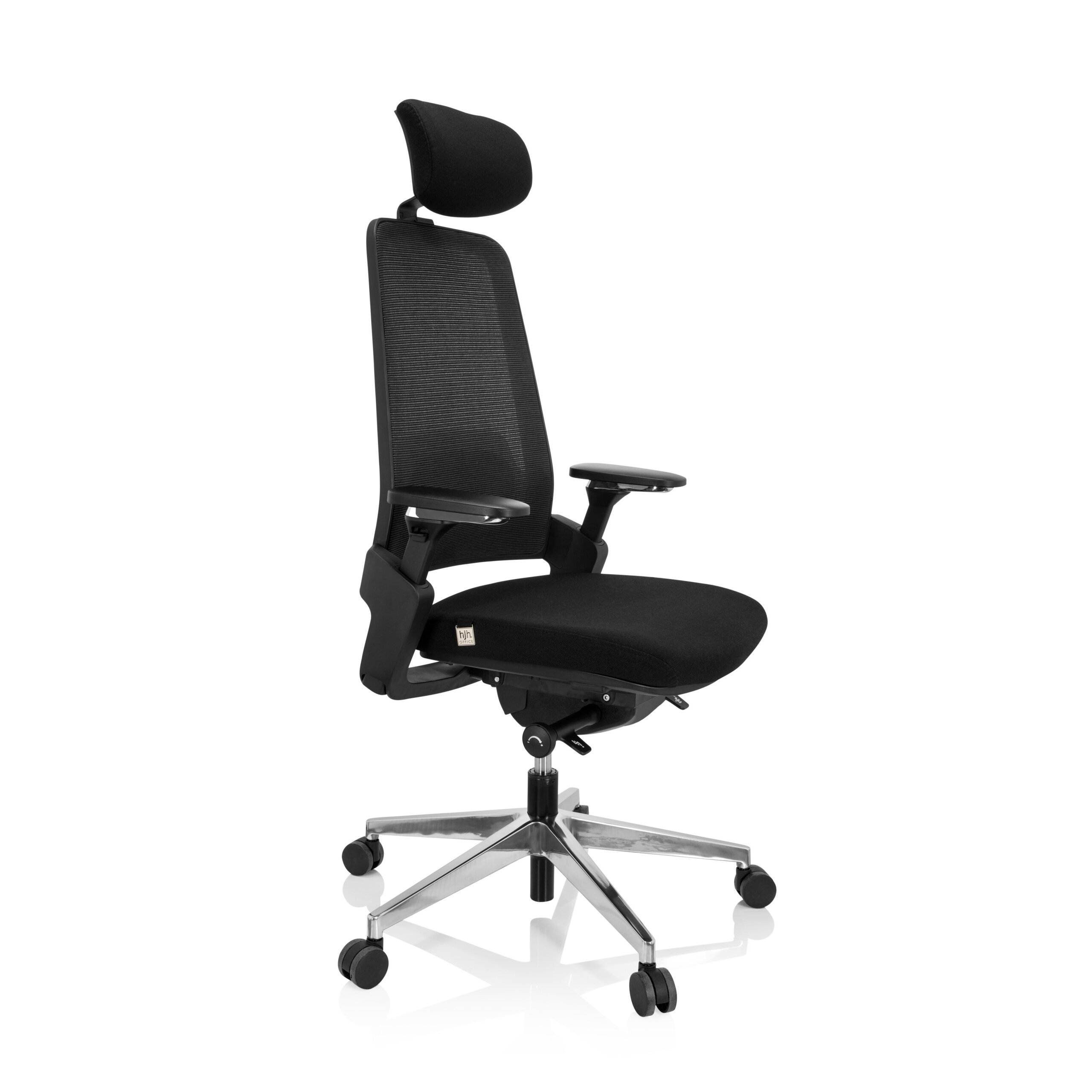 Ein schwarzer ergonomischer Buerostuhl mit Kopfstuetze und Chromgestell auf Rollen.