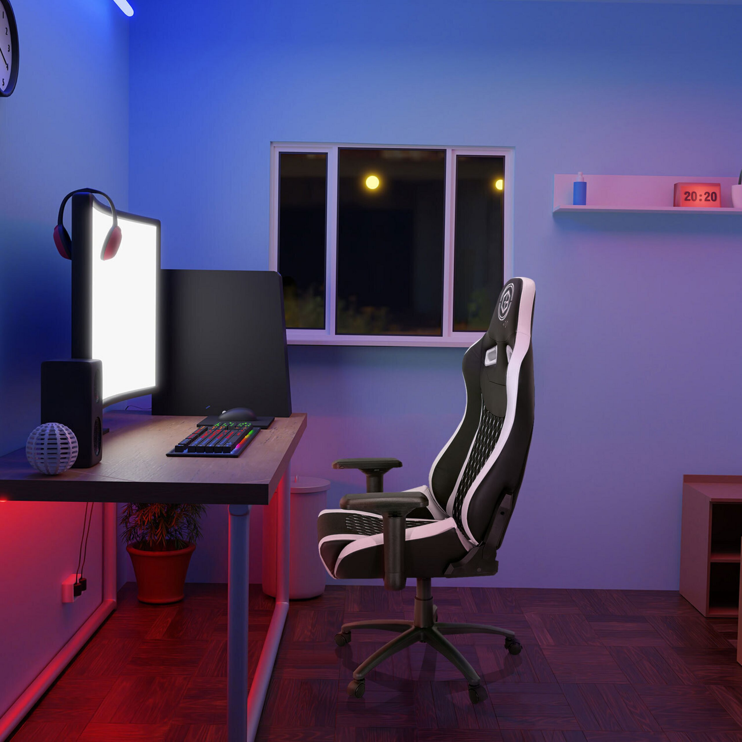 Ein gemütliches Gaming-Zimmer mit Schreibtisch, beleuchtetem Monitor, schwarzem Stuhl und nächtlichem Fensterblick.