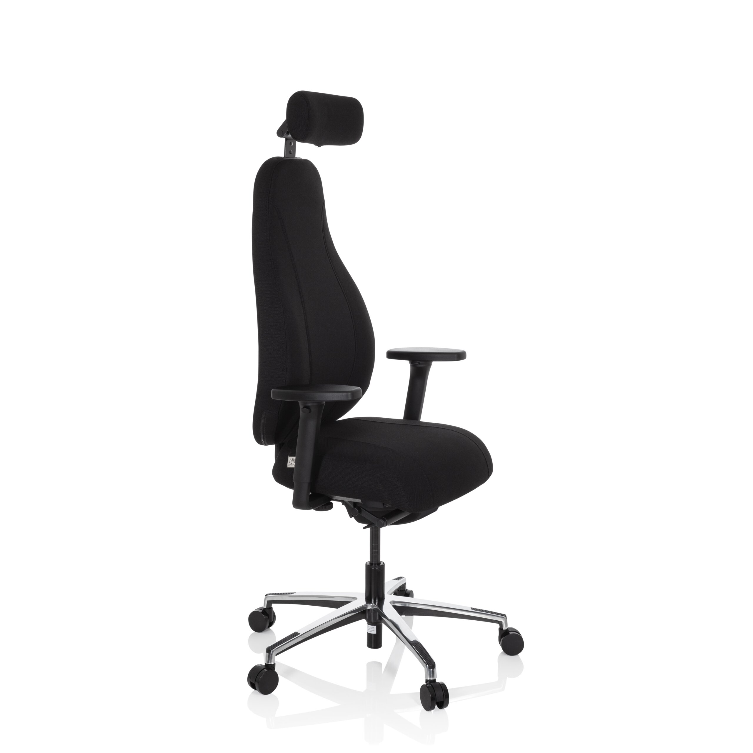 Ein schwarzer ergonomischer Buerostuhl mit Kopfstuetze und rollbarem Sternfuss auf weissem Hintergrund.