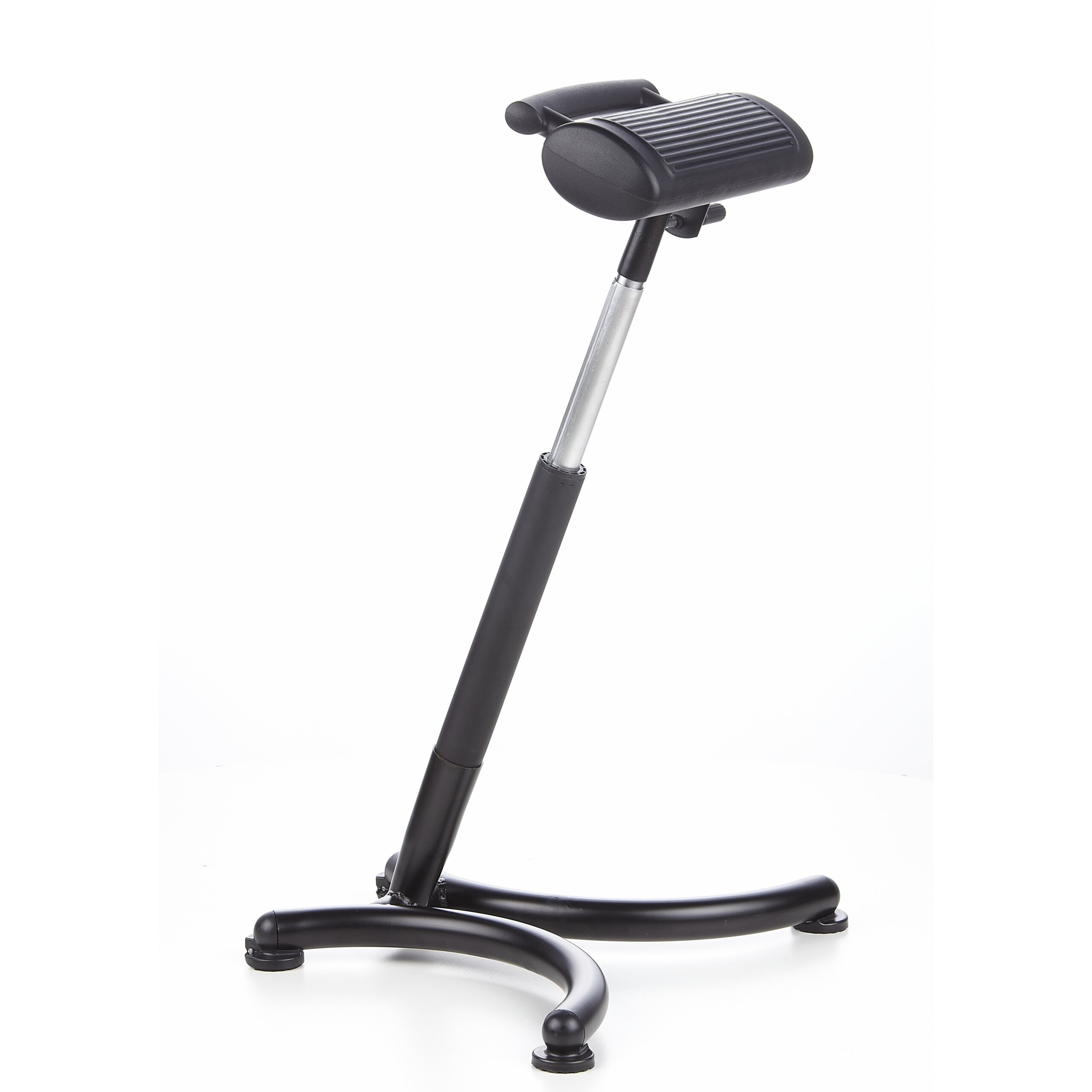 Ein schwarzer ergonomischer Stehstuhl mit verstellbarer Stange auf weißem Grund.