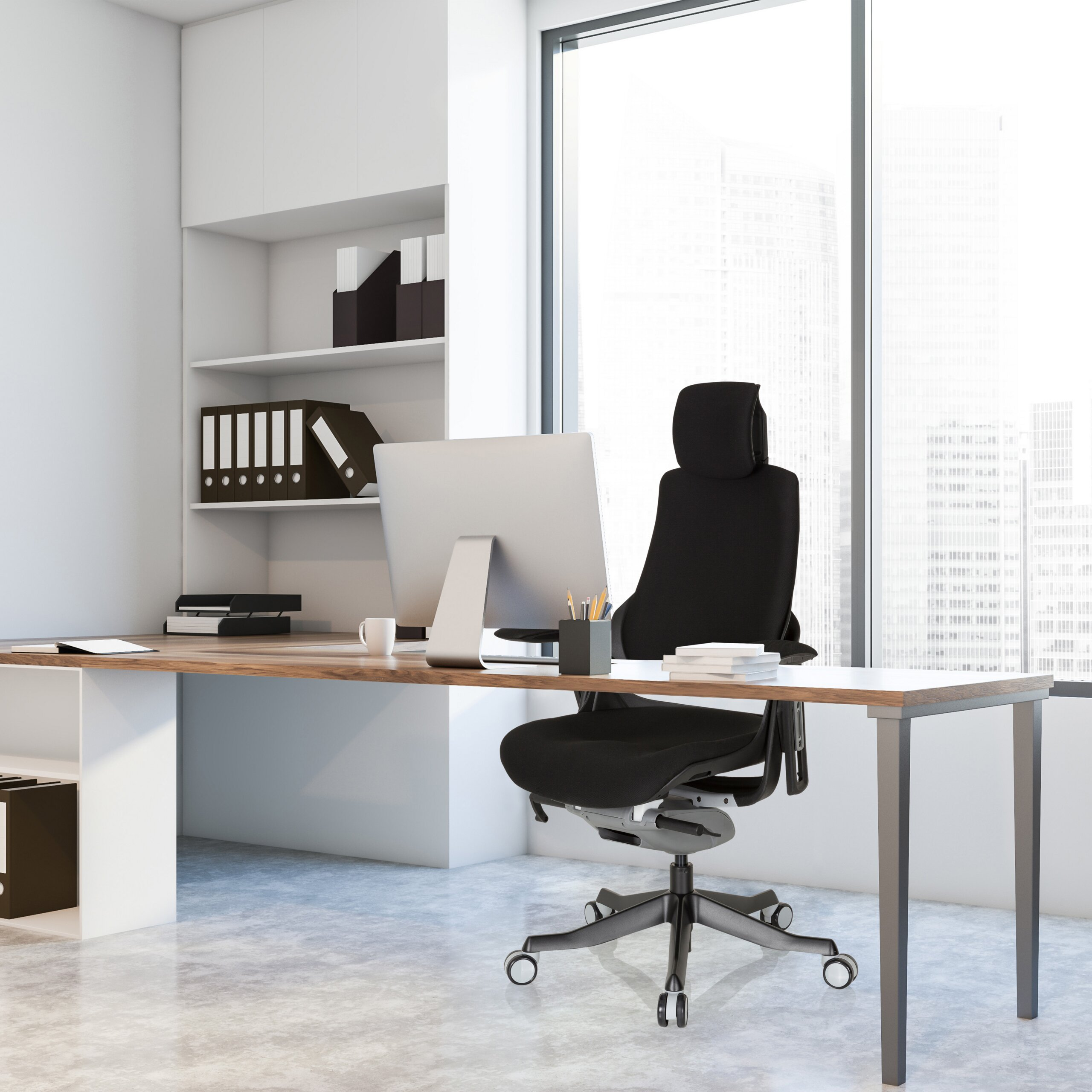 Moderne Büro-Innenausstattung mit einem Schreibtisch, schwarzem Drehstuhl und Regalen vor großen Fenstern.